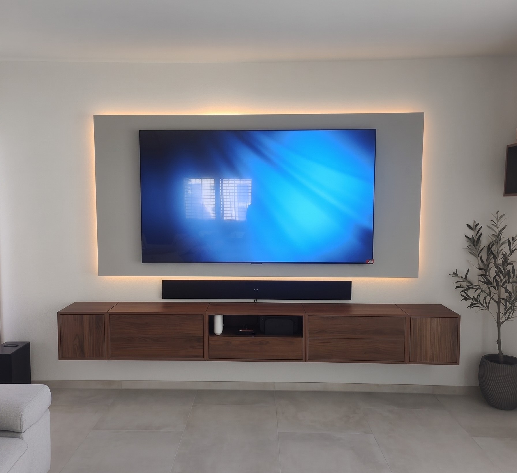 Beleuchtetes_TV_Wandpanel_240_cm_breit_hellgrau_schoenes_Kundenbild_matt_Wohnwand_1