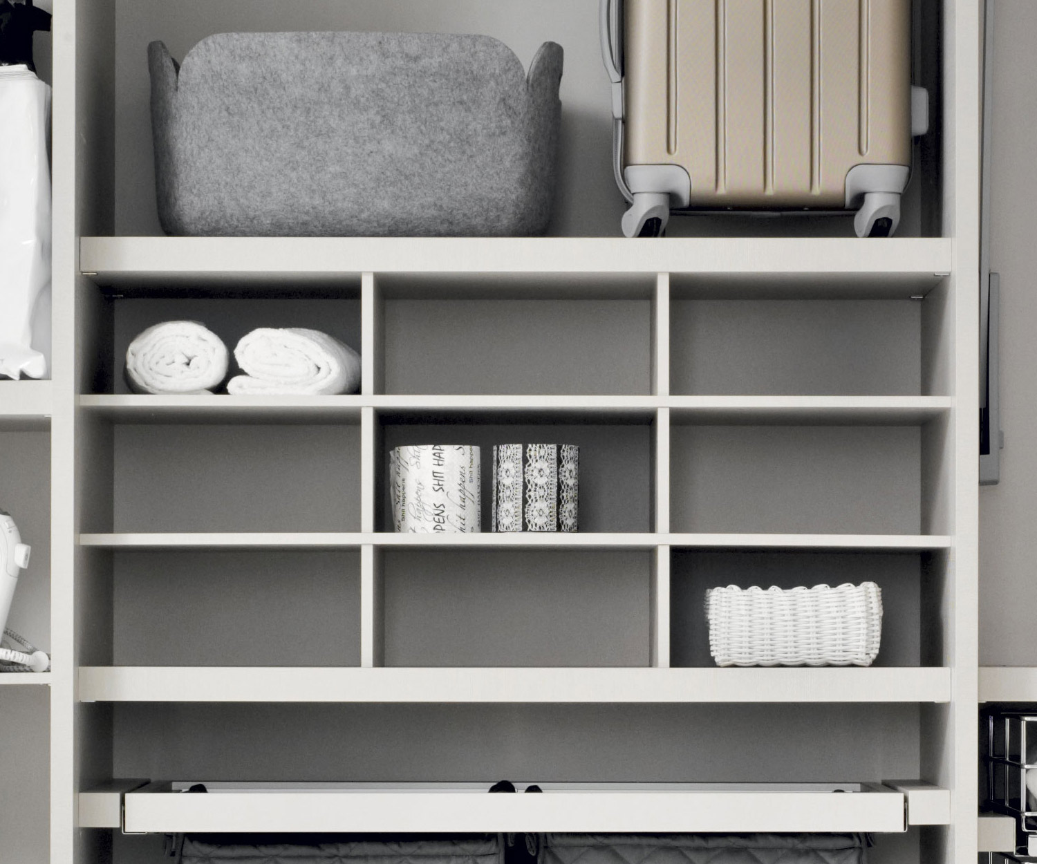 Divisorio a croce di Novamobili come accessorio per il guardaroba Divisorio a croce di Novamobili come accessorio per il guardaroba