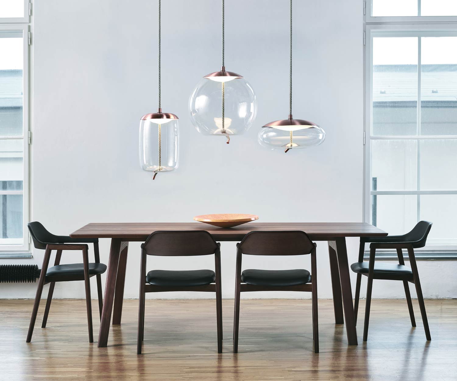 Poltrona moderna Conde House Ten design collocata al tavolo Ten della sala da pranzo Poltrona moderna Conde House Ten design collocata al tavolo Ten della sala da pranzo