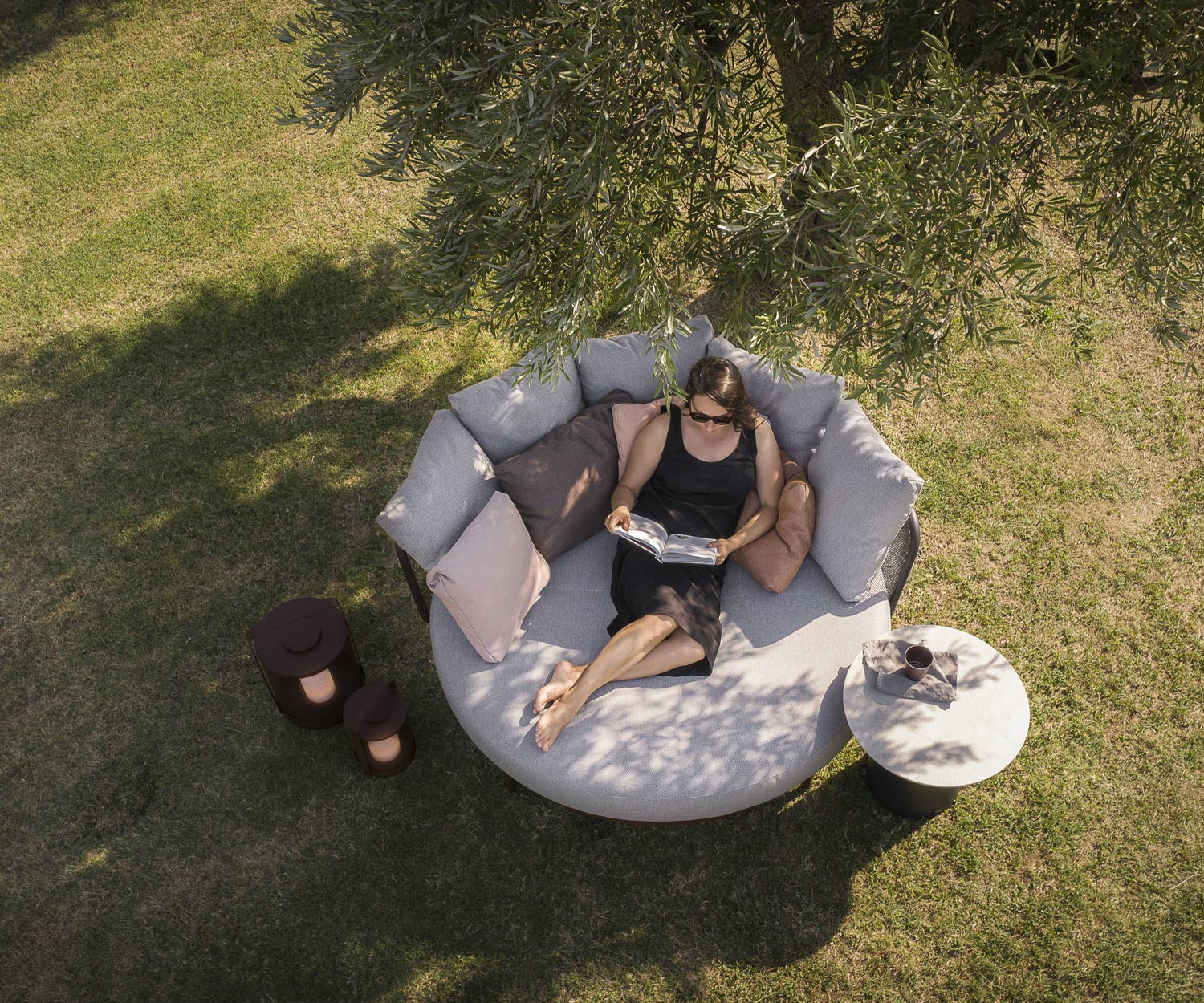 Contemplativo Todus Baza Round Designer Daybed in giardino sotto un albero Contemplativo Todus Baza Round Designer Daybed in giardino sotto un albero