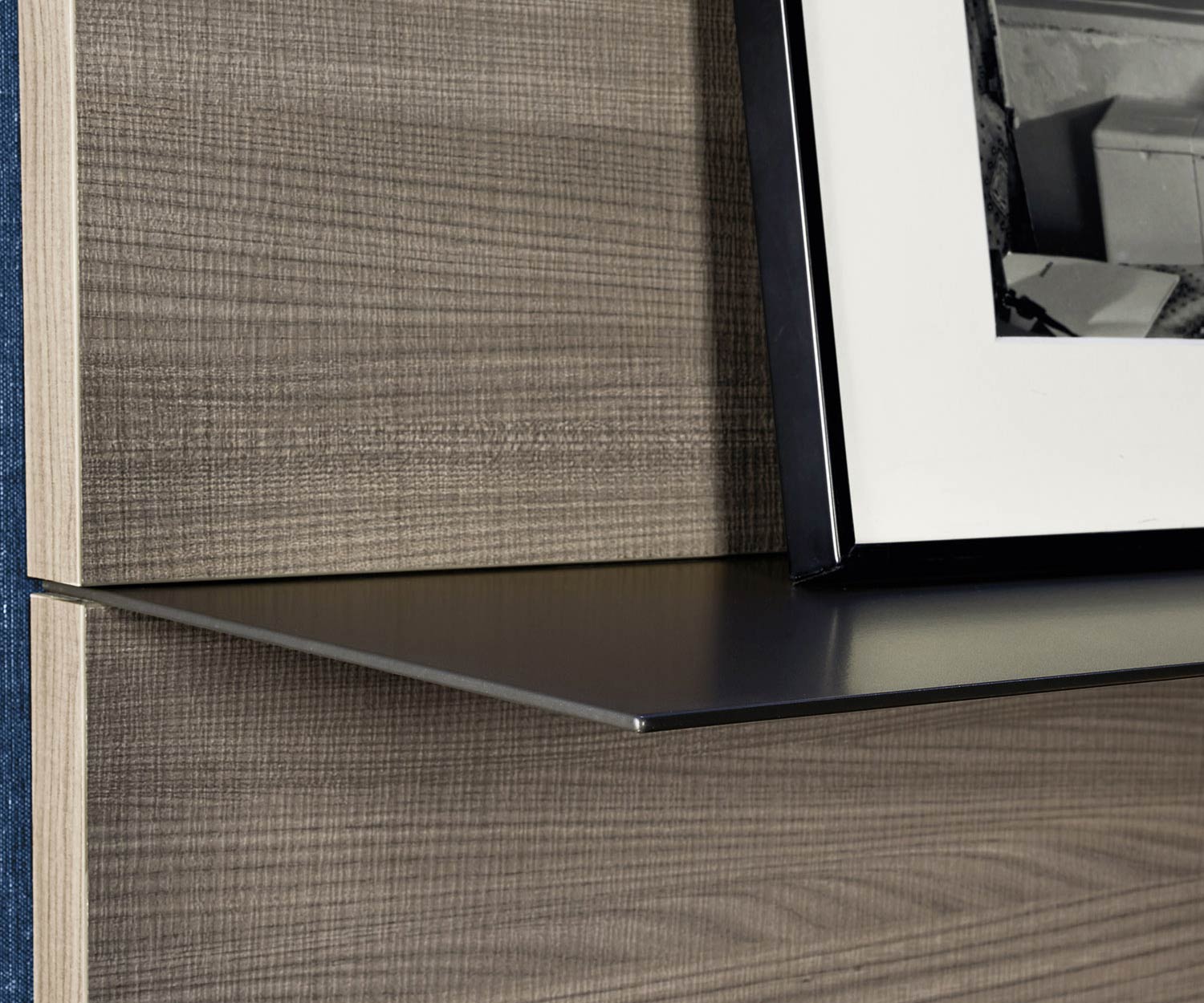 Livitalia Pensile di design C36 in dettaglio la mensola a muro sottile Livitalia Pensile di design C36 in dettaglio la mensola a muro sottile