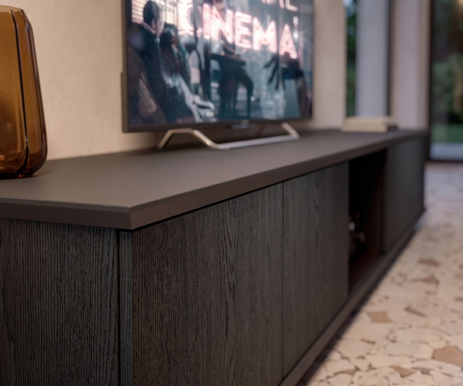 Mobile porta TV lowboard Ozzio Brera in rovere nero carbone con top opaco per soggiorno moderno.