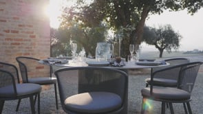 Esclusivo tavolo da pranzo rotondo Todus Branta Design a bordo piscina sulla terrazza