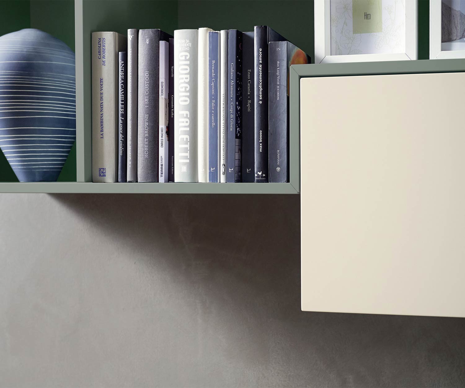 Moderno Livitalia Mensola da parete di design aperta in dettaglio taglio obliquo a 45 gradi Moderno Livitalia Mensola da parete di design aperta in dettaglio taglio obliquo a 45 gradi