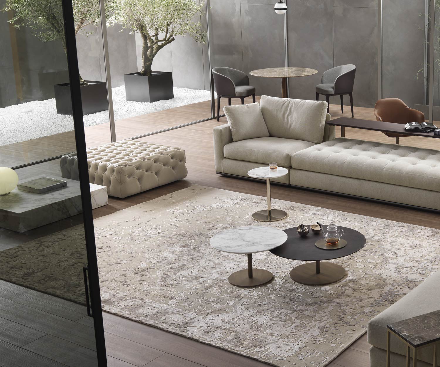 Comodo sgabello Marelli Matisse con tavolini nella dinette con divano Comodo sgabello Marelli Matisse con tavolini nella dinette con divano