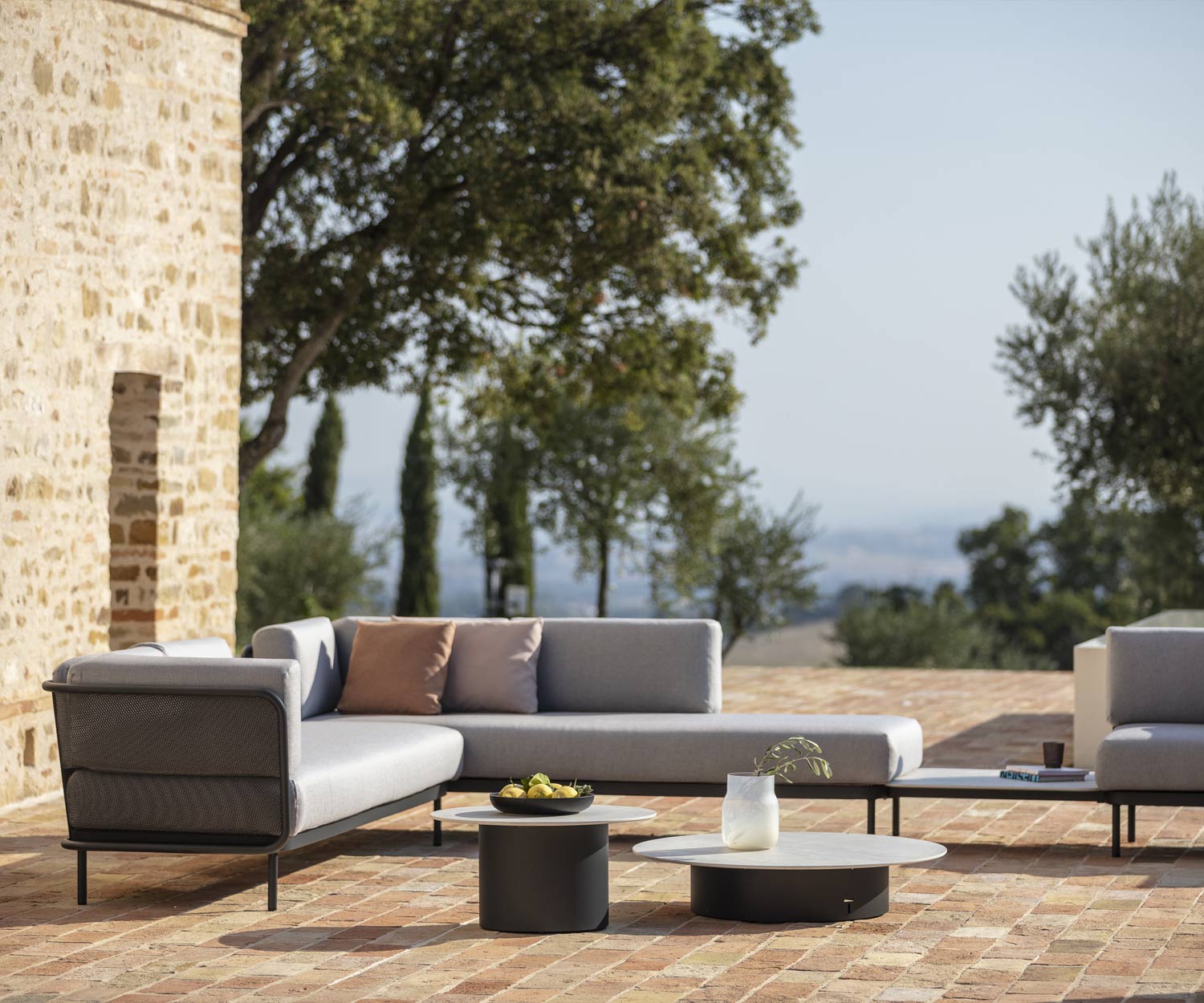 Divano da giardino di design Baza di Todus su una terrazza nel Mediterraneo