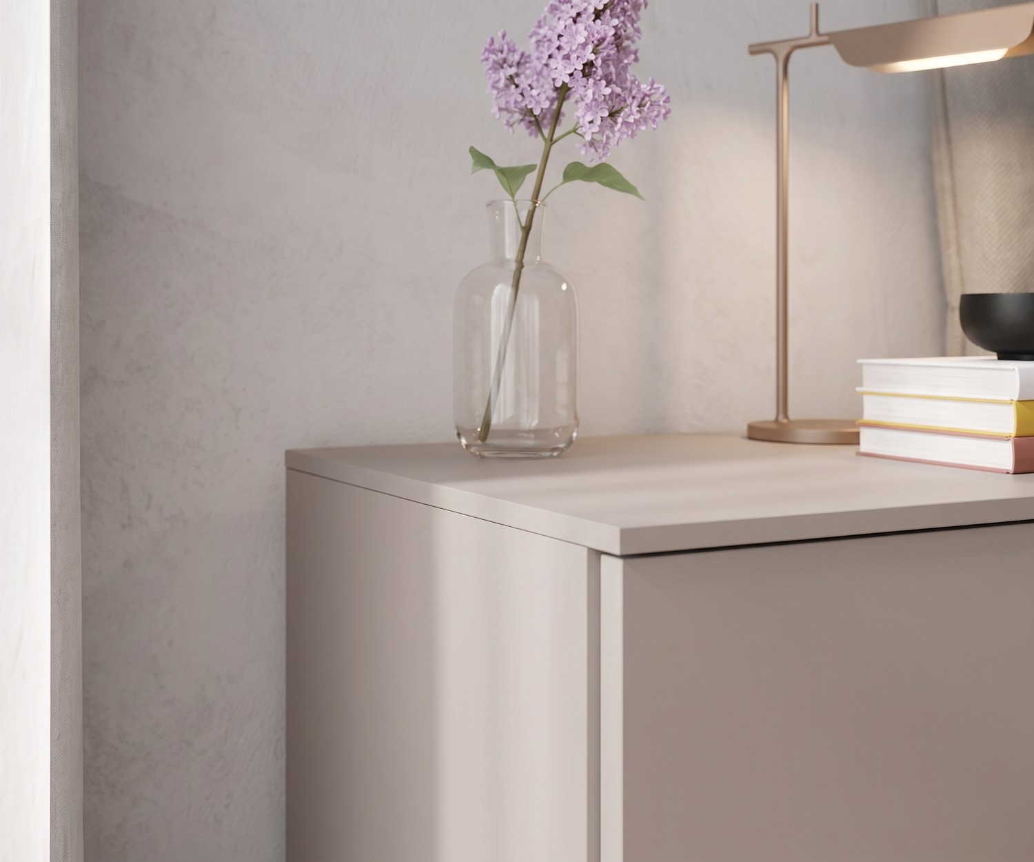 Comodino Atena di Livitalia per la camera da letto in beige opaco, decorato con un vaso di fiori e una lampada da tavolo.