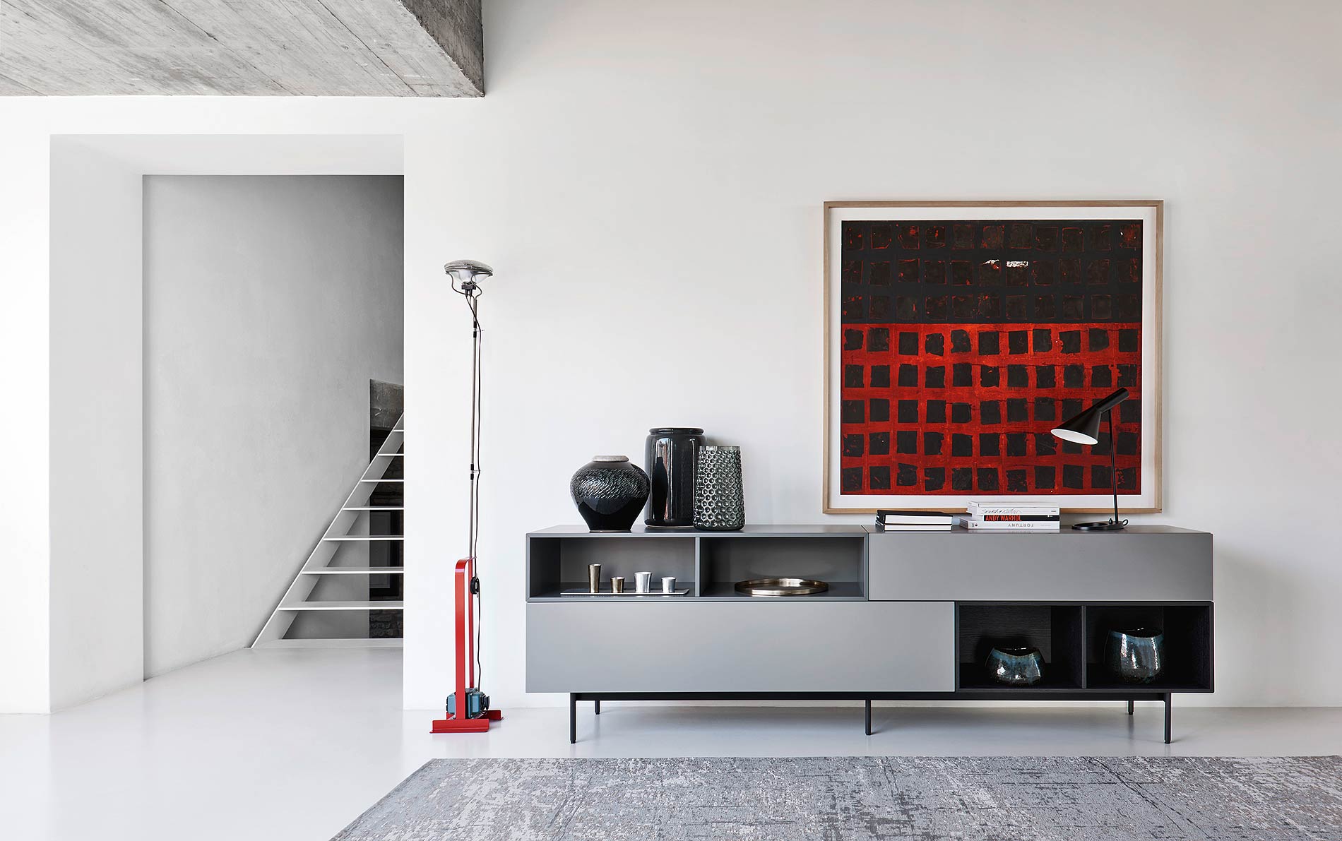 credenza grigia su gambe