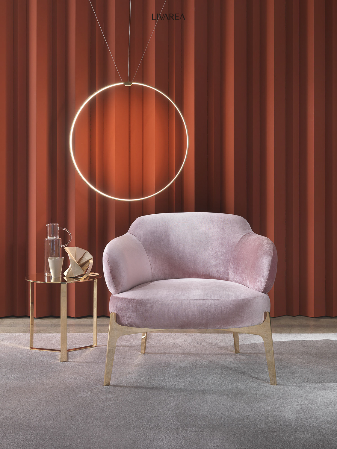 Confortevole poltrona lounge con rivestimento in velluto Struttura in metallo Zona d'attesa del soggiorno Confortevole poltrona lounge con rivestimento in velluto Struttura in metallo Zona d'attesa del soggiorno