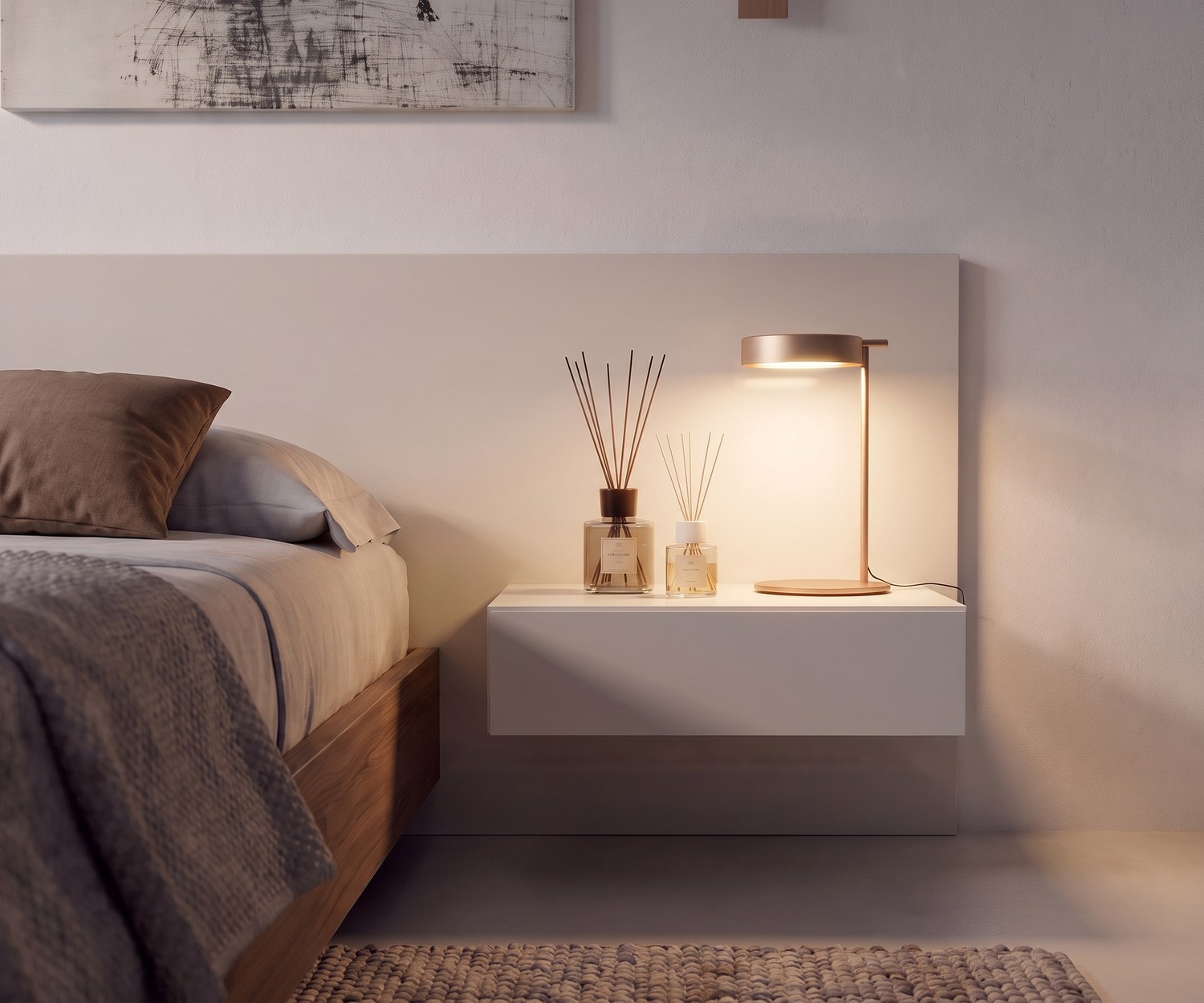 Comodino sospeso Easy 1 di Novamobili bianco Comodino sospeso Easy di Novamobili con un cassetto bianco, decorato con lampada in una camera da letto moderna.