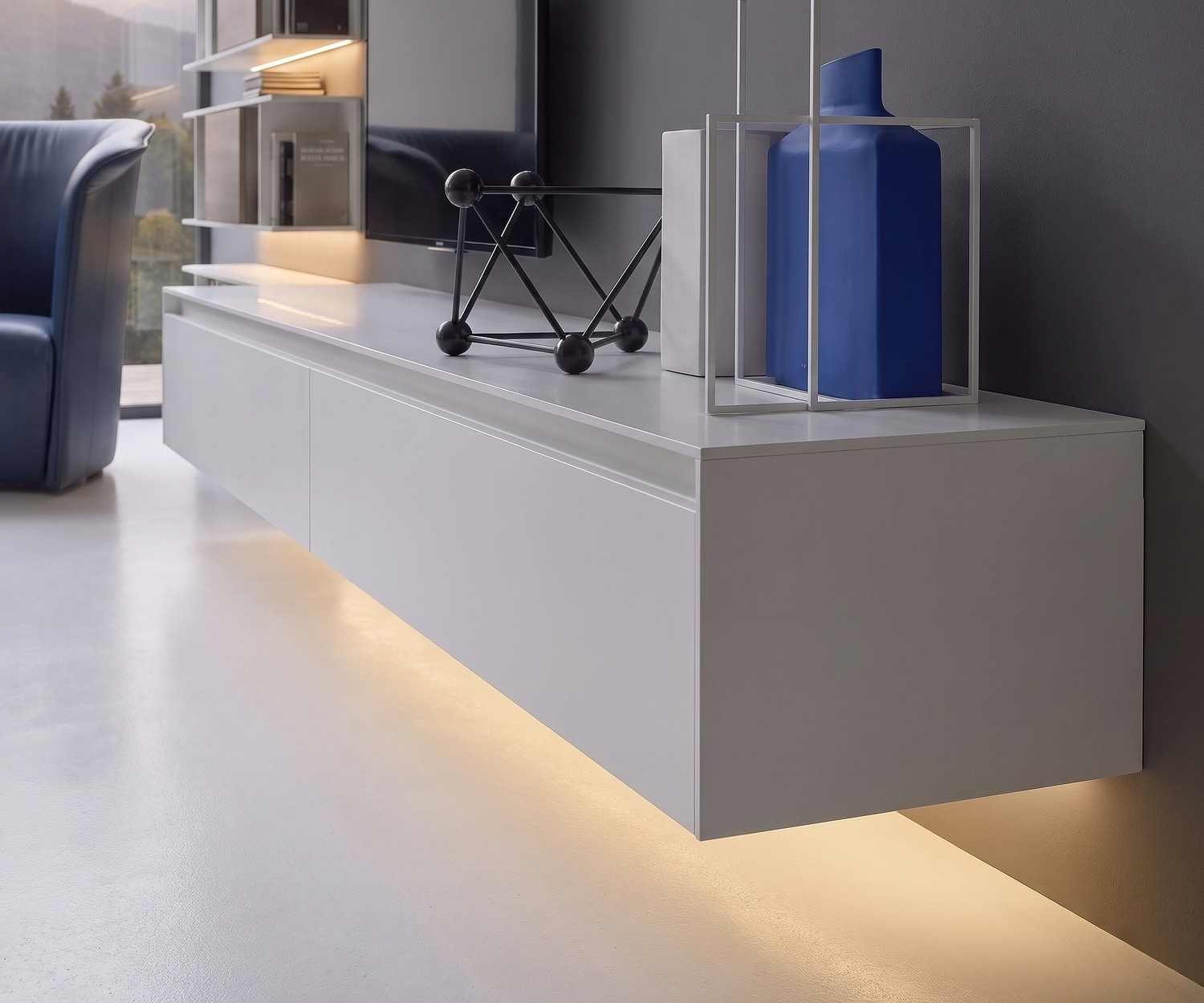 Mobile porta TV sospeso Novamobili Reverse in bianco con retroilluminazione a LED per un salotto moderno