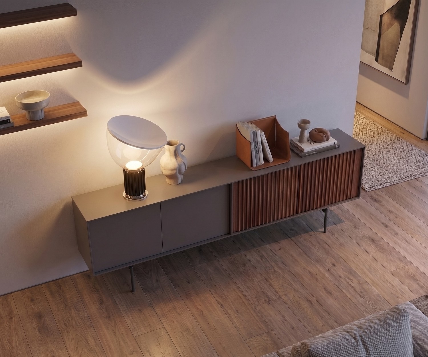 Credenza di design al2 ka-bera 003 B con doghe in legno Credenza design al2 ka-bera 003 B in soggiorno con ante grigio opaco, doghe in legno di noce e piedini sottili in metallo.