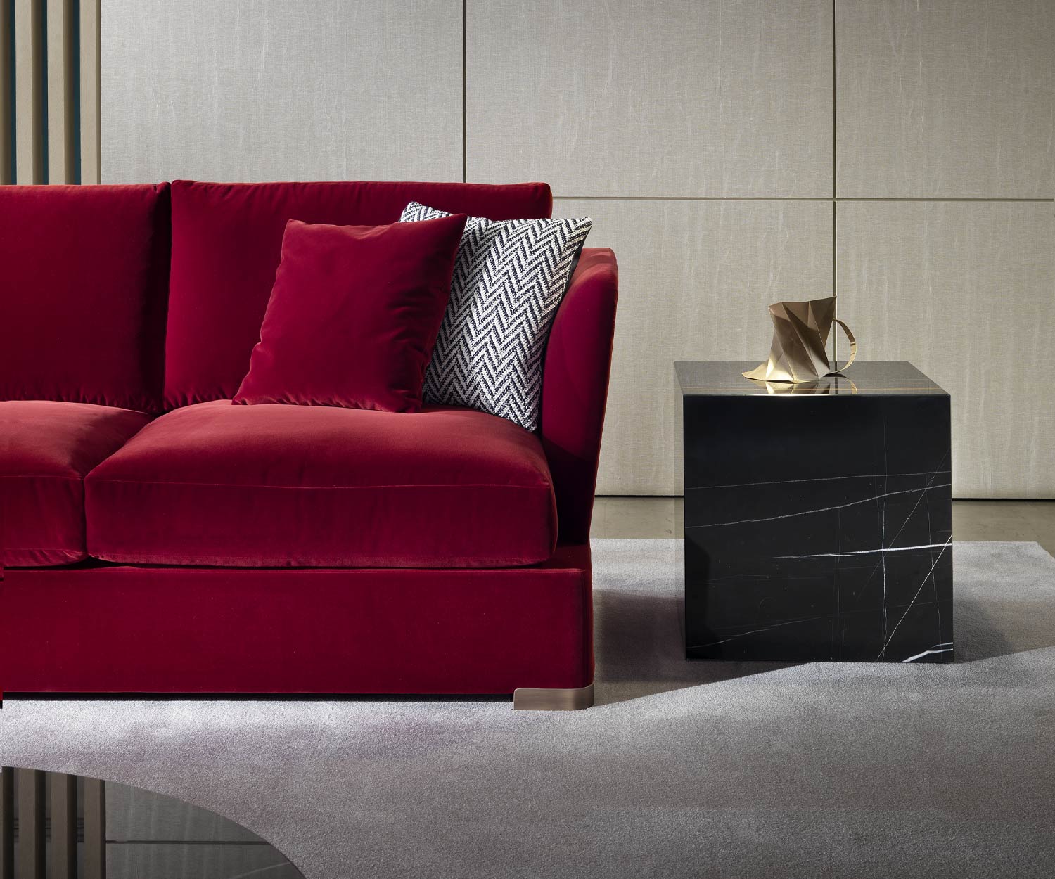 Esclusivo Marelli Tavolino Thor accanto al divano in marmo bianco di Carrara Esclusivo Marelli Tavolino Thor accanto al divano in marmo bianco di Carrara