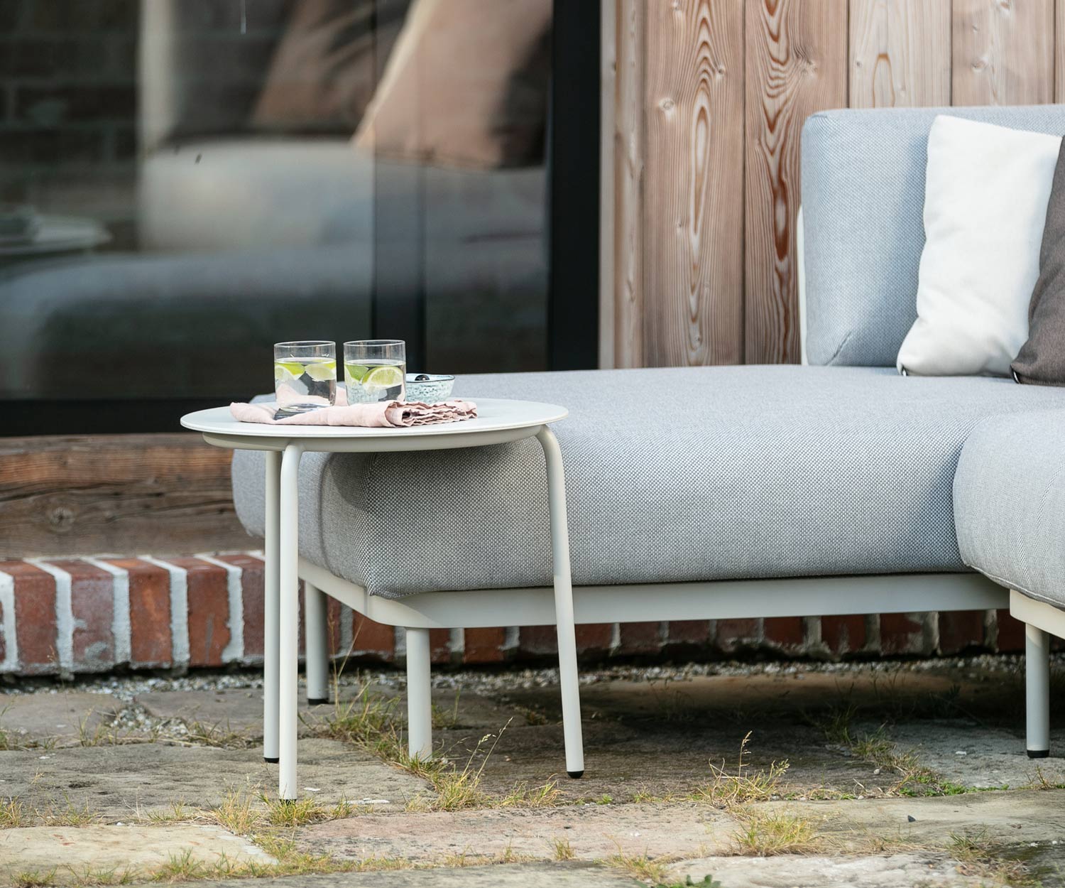 Todus Tavolino di design Starling sulla terrazza con il lettino Baza