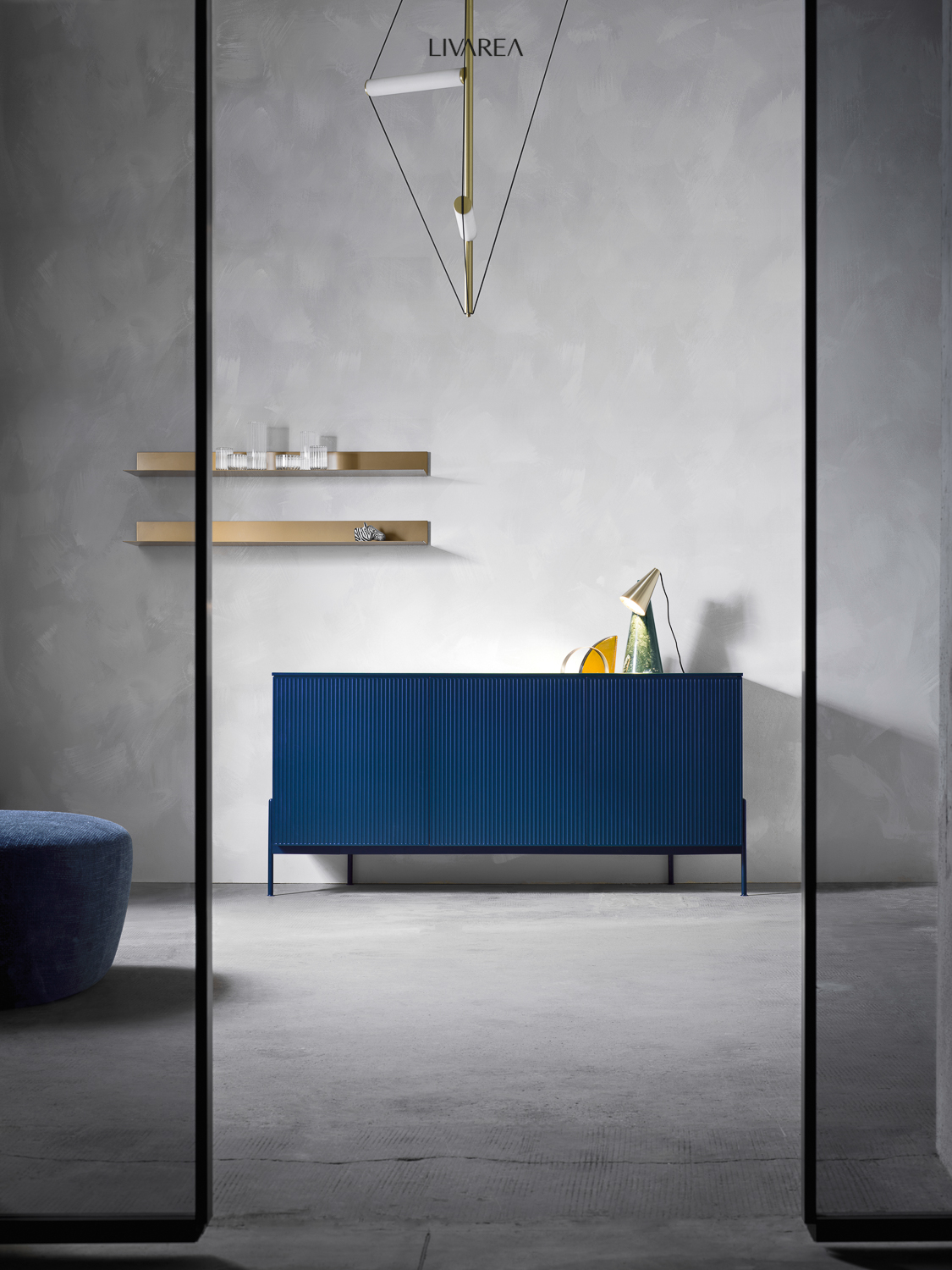 Credenza moderna in blu opaco con ante Credenza moderna in blu opaco con ante