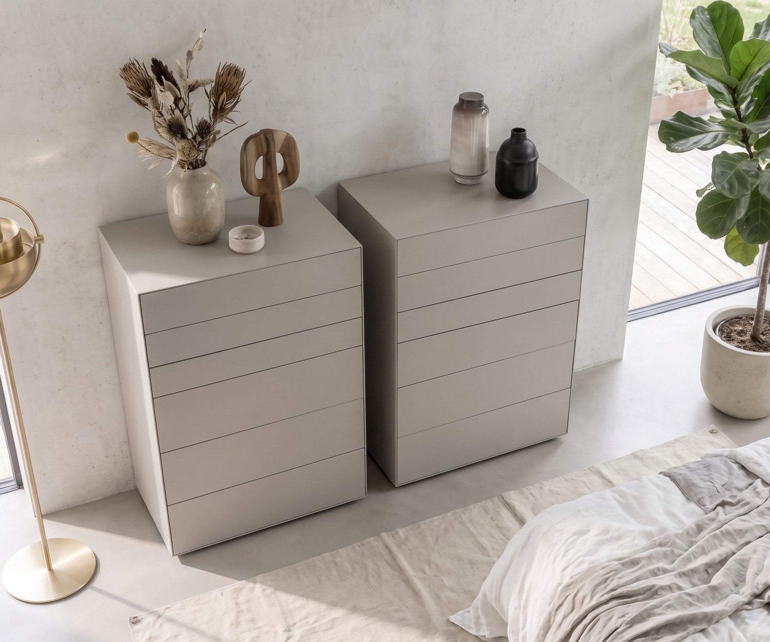 Cassettiera alta di design Livitalia Ecletto Settimanale Livitalia Ecletto per camera da letto, design minimalista in grigio chiaro opaco con cassetti senza maniglie.