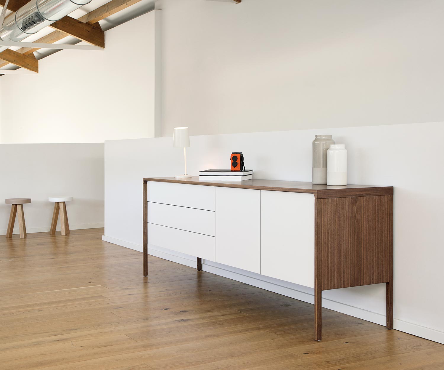 Punt Credenza di design Tactile con frontale bianco con cassetti e ante Punt Credenza di design Tactile con frontale bianco con cassetti e ante
