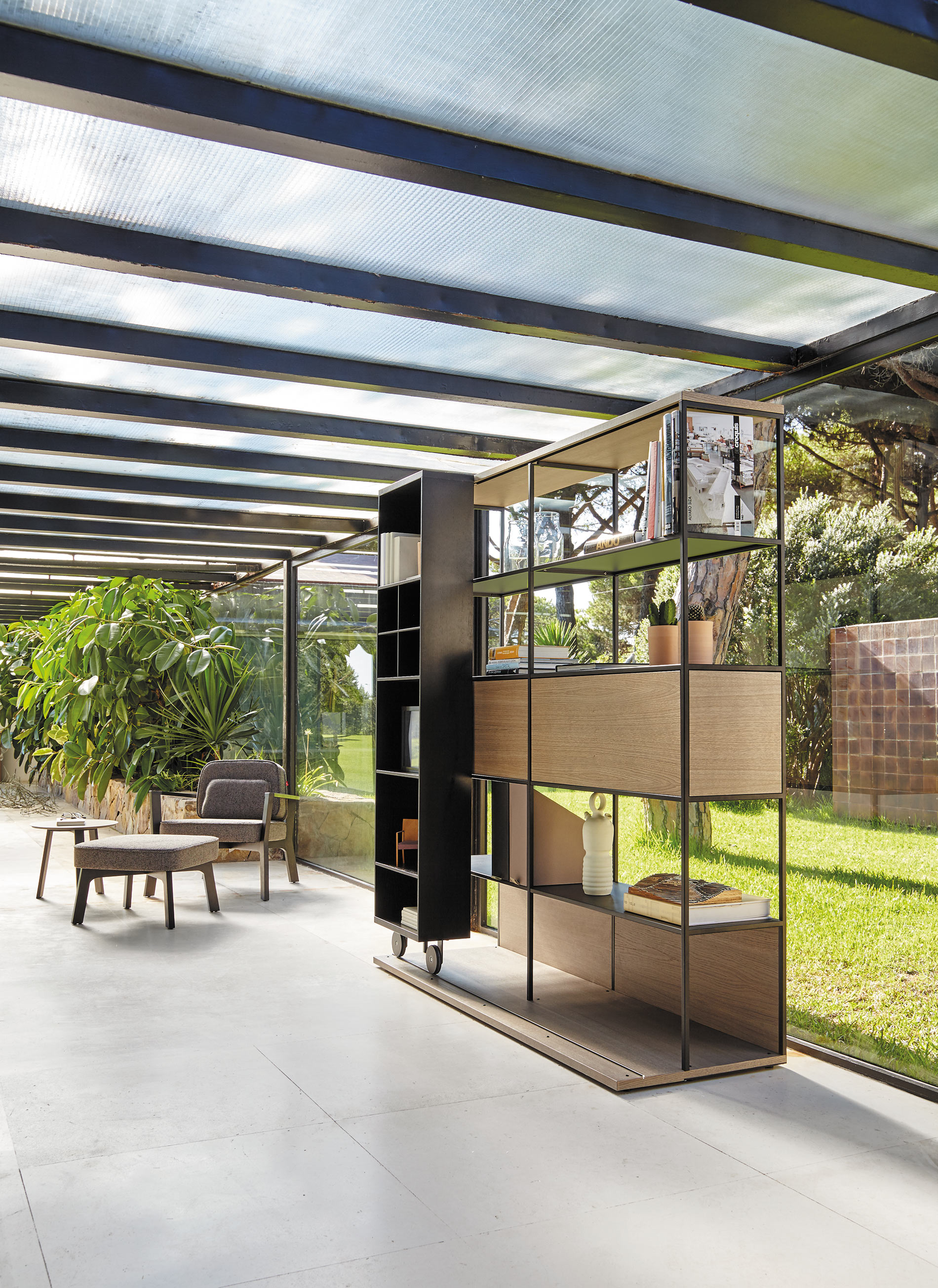 Scaffale di design Punt Literatura Open nel giardino d'inverno