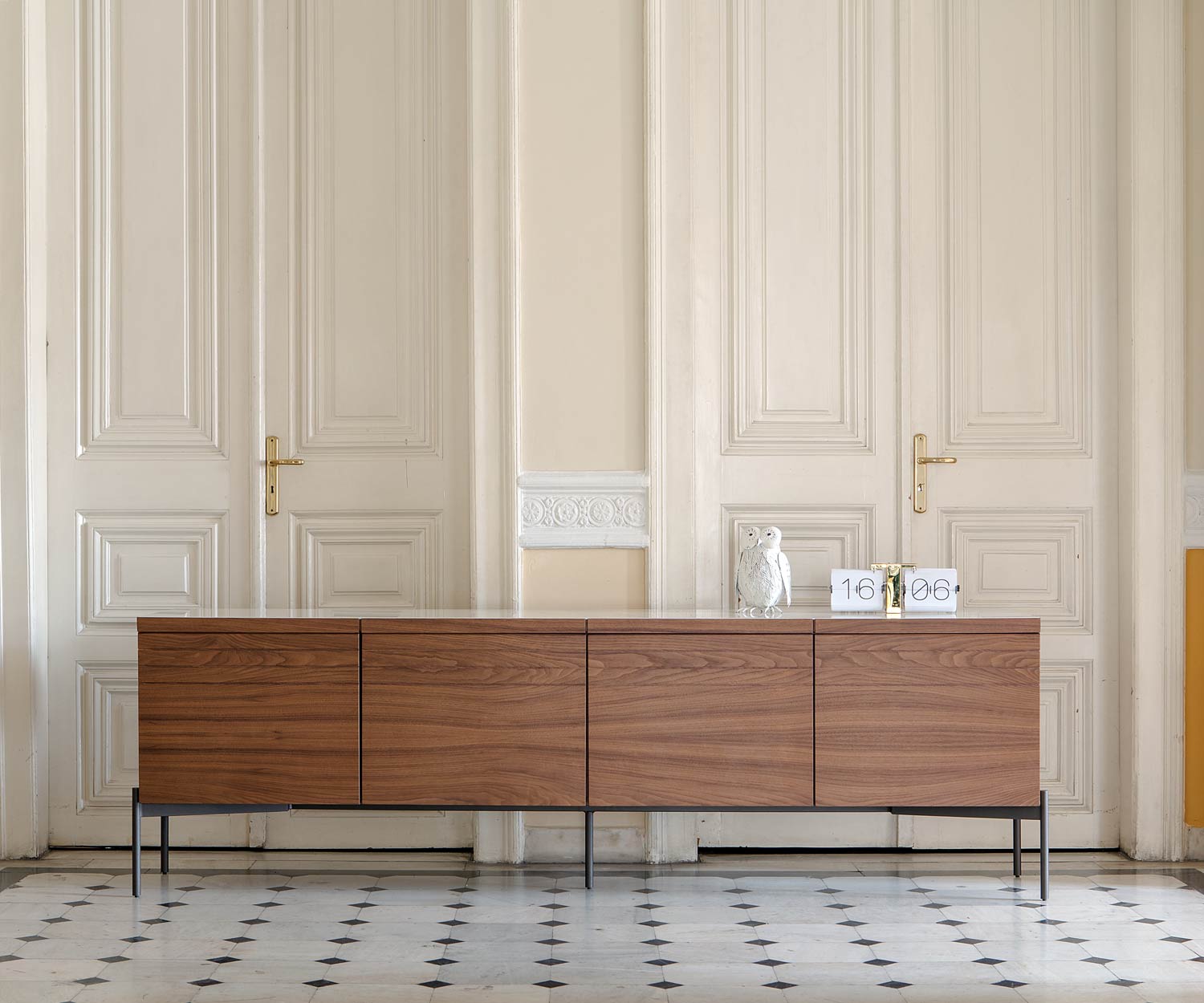 Sala da pranzo di design al2 o rizon credenza su gambe in noce impiallacciato con piano in ceramica Calacatta Sala da pranzo di design al2 o rizon credenza su gambe in noce impiallacciato con piano in ceramica Calacatta