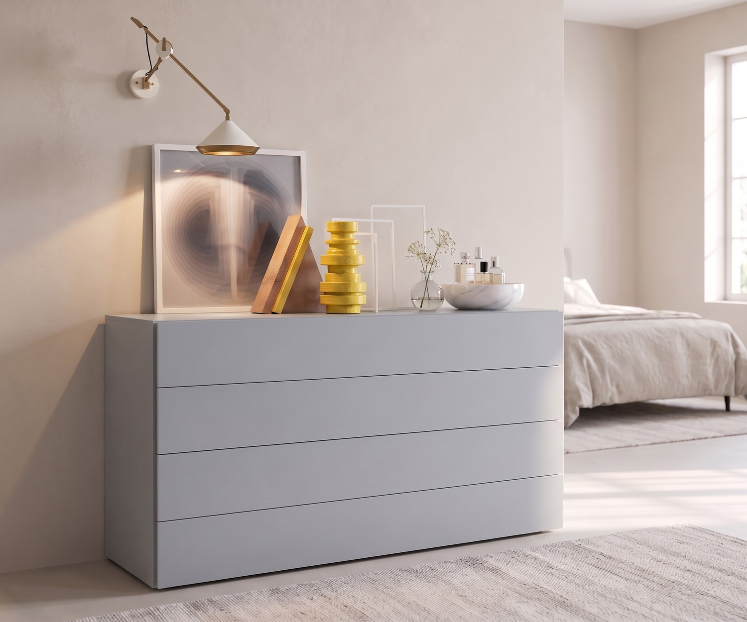 Cassettiera 4 cassetti Novamobili Easy Comò Novamobili Easy moderno grigio chiaro con 4 cassetti senza maniglie per camera da letto, decorato con vasi e quadri.