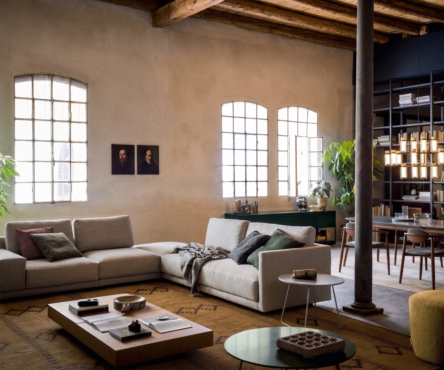 Tavolino rotondo Novamobili Orbis Tavolino d'appoggio Orbis di Novamobili come superficie di appoggio in un soggiorno loft moderno accanto al divano.