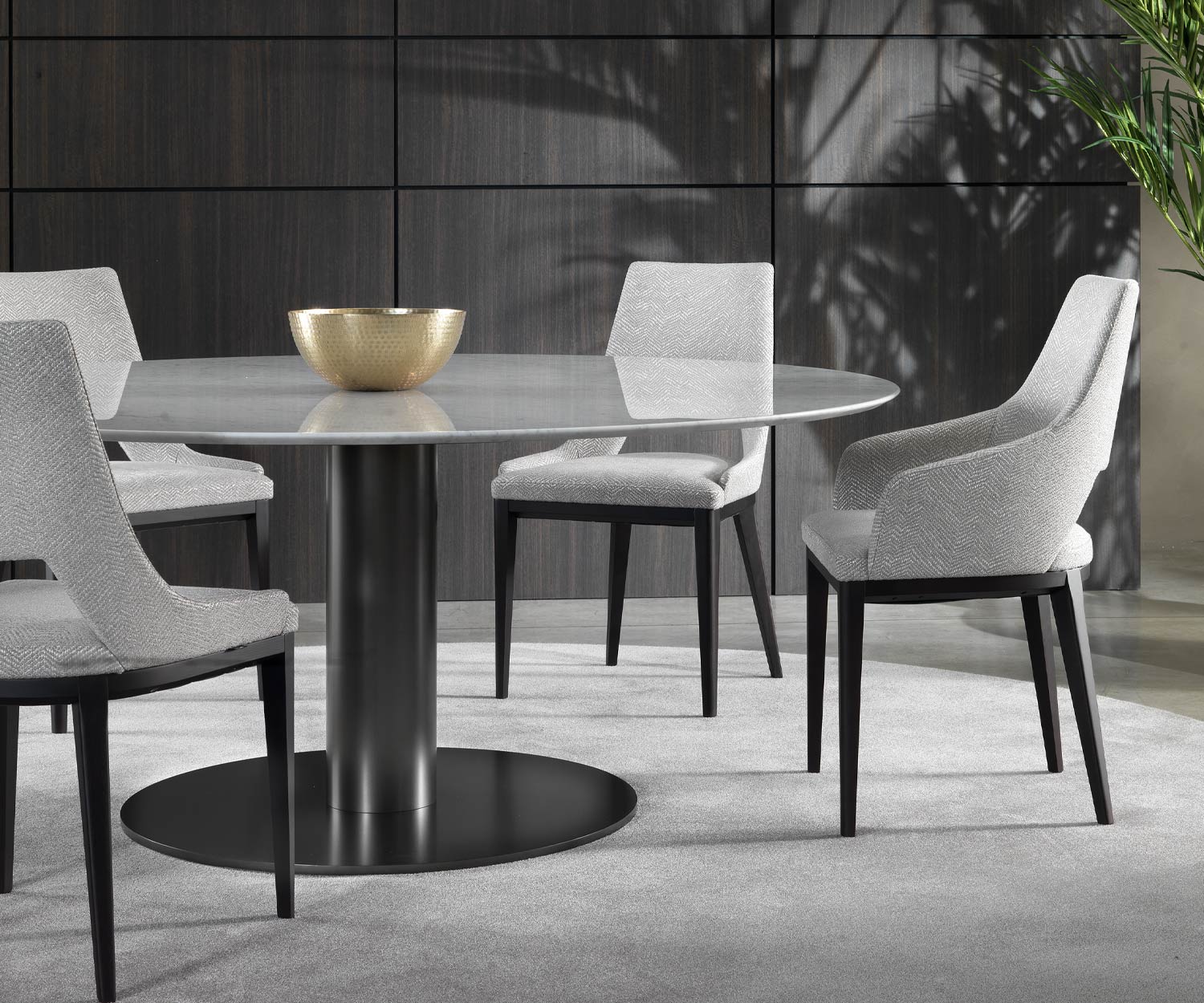 Elegante tavolo da pranzo di design in marmo Marelli Break in zona sala da pranzo con quattro sedie da pranzo