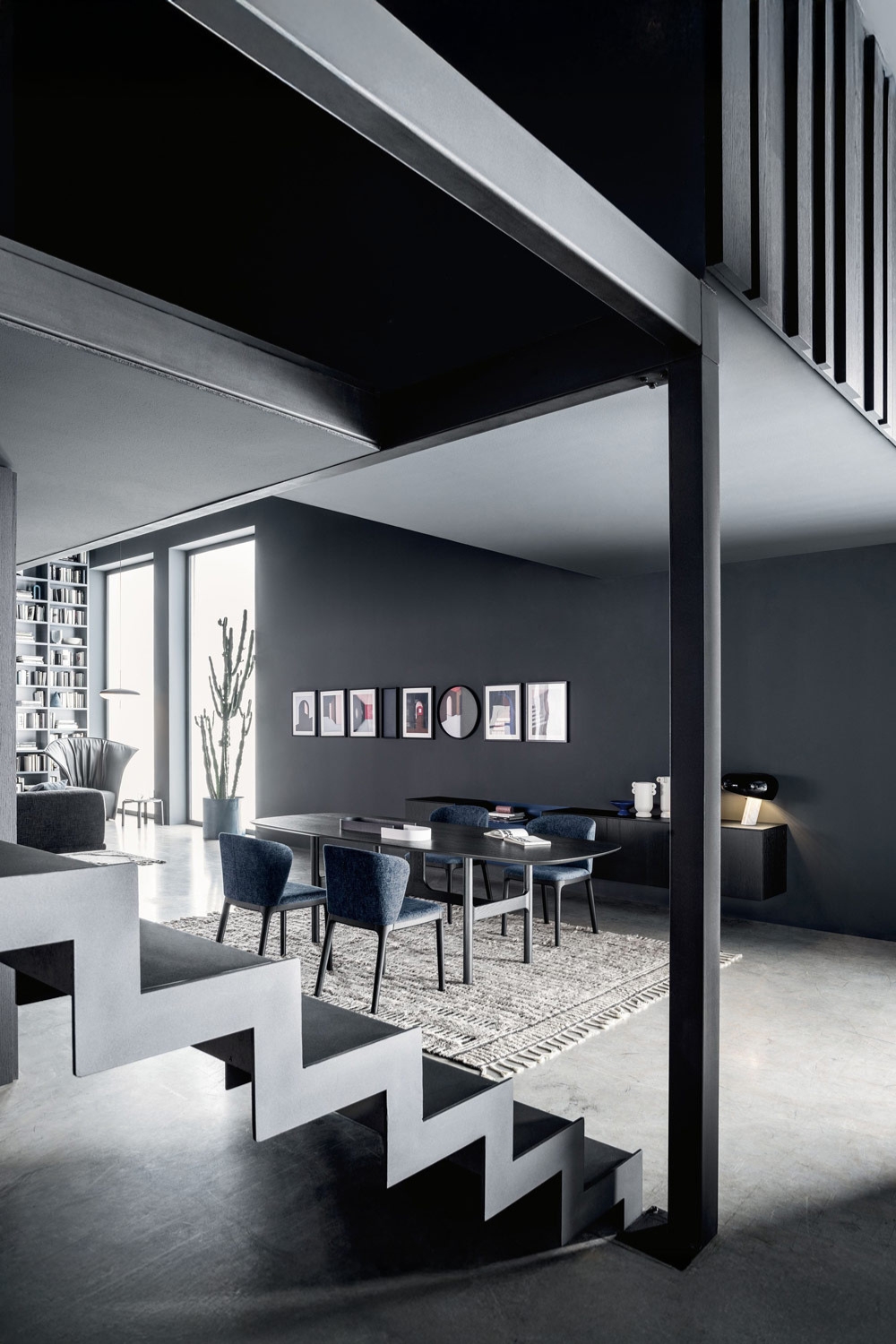 gruppo-tavolo-da-pranzo-moderno-davanti-a-una-credenza-a-parete-dal-design-coordinato