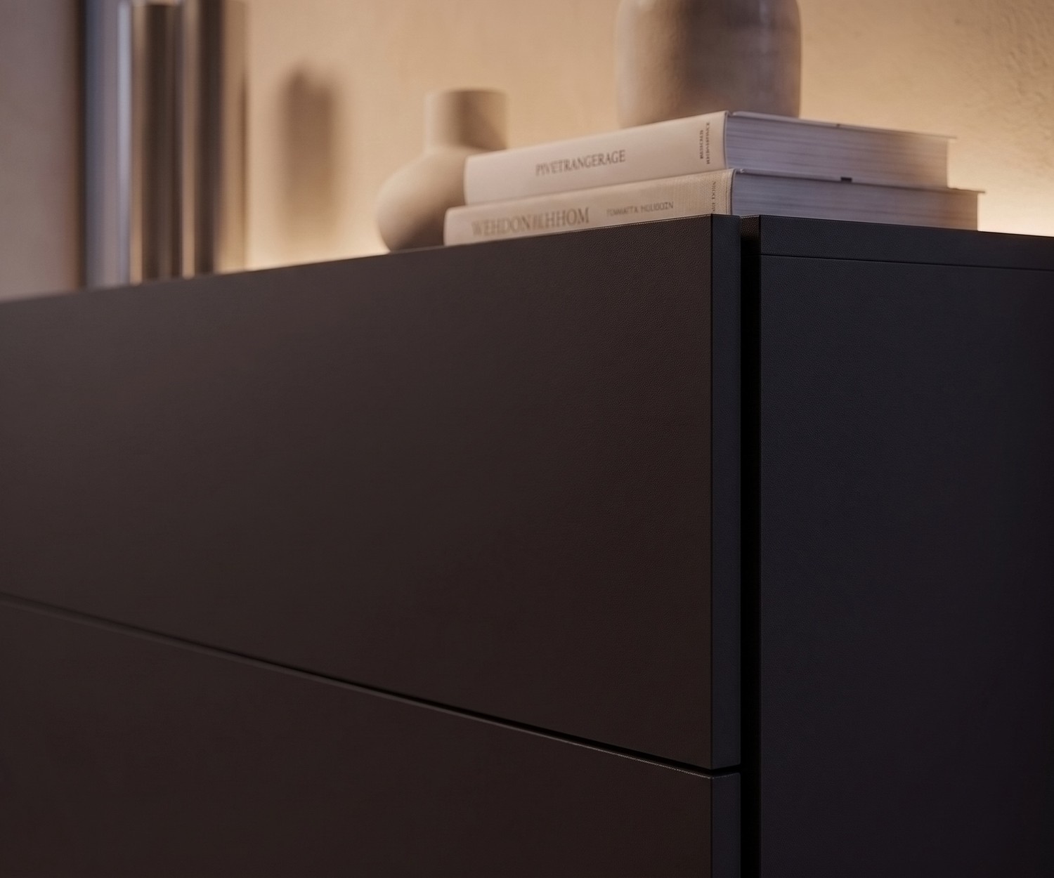 Cassettiera sospesa Easy Novamobili nera Comò sospeso Easy di Novamobili in nero, cassettiera moderna senza maniglie ideale per la camera da letto o il soggiorno.