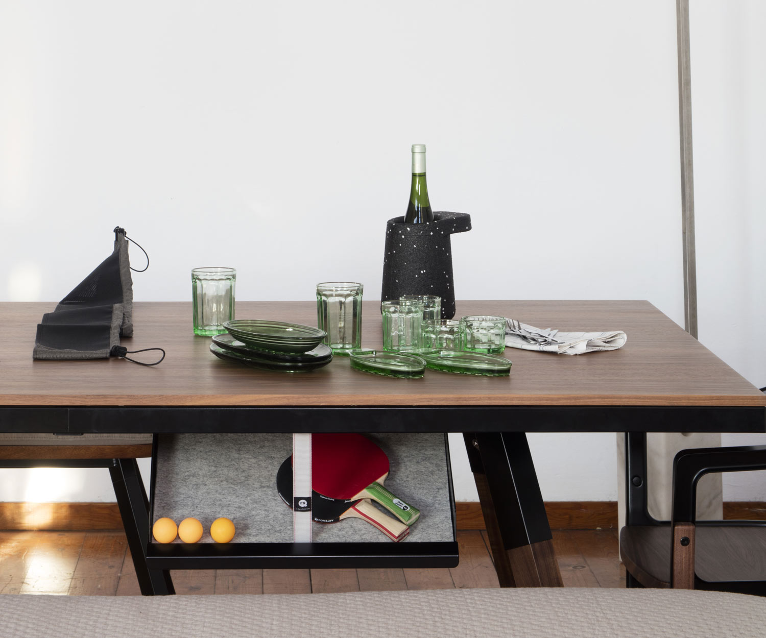 Tavolo da pranzo con piano in noce e tavolo da ping pong Tavolo da pranzo con piano in noce e tavolo da ping pong
