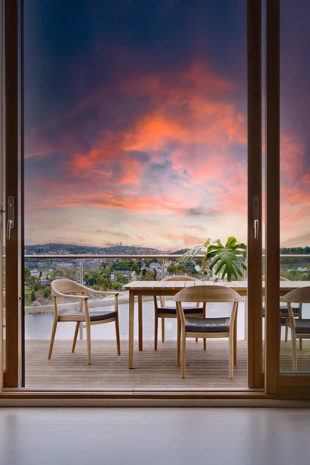 ampio balcone con mobili da giardino in teak di alta qualità