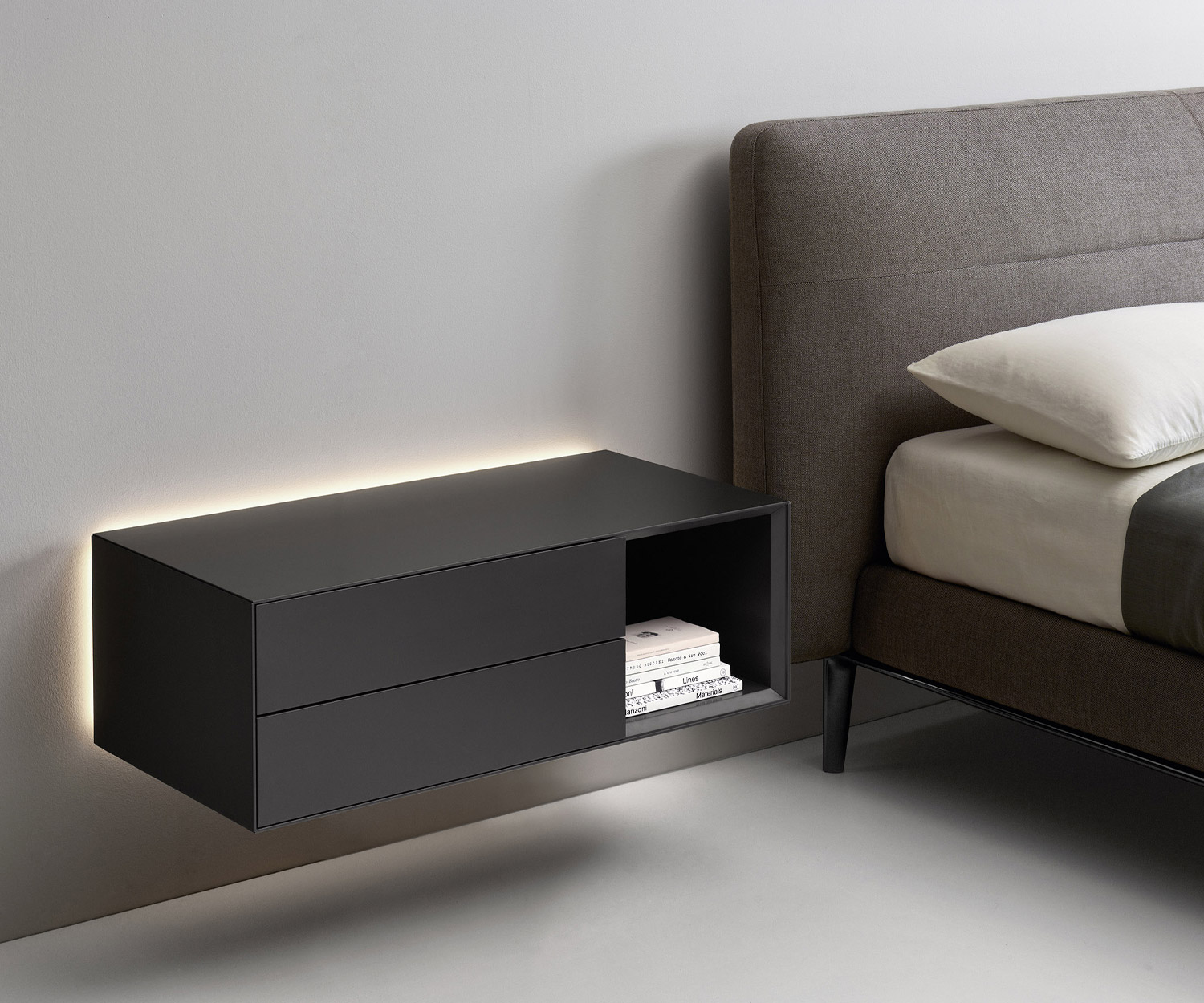 Comodino senza maniglie Ecletto aperto da Livitalia 2 cassetti appesi accanto al letto Comodino senza maniglie Ecletto aperto da Livitalia 2 cassetti appesi accanto al letto