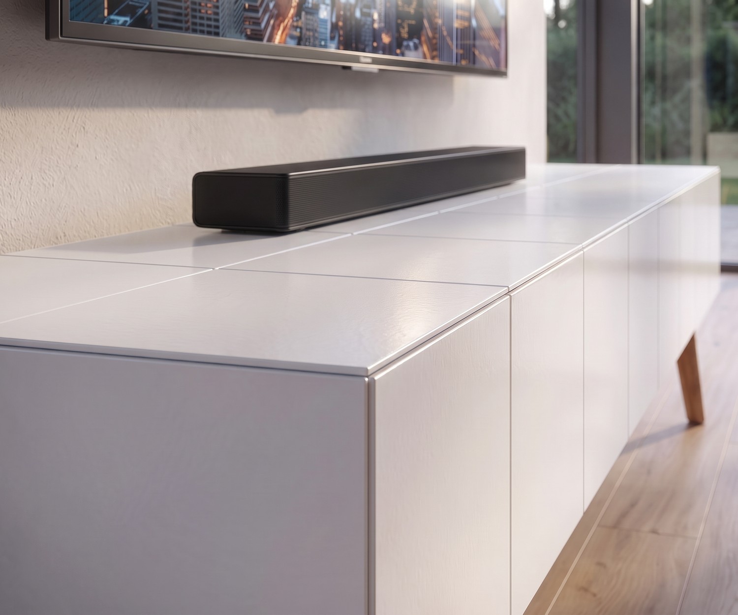 Mobile TV basso al2 MOS-I-KO 005 B per soggiorno, corpo nero opaco con piedini in legno, stile rétro moderno.