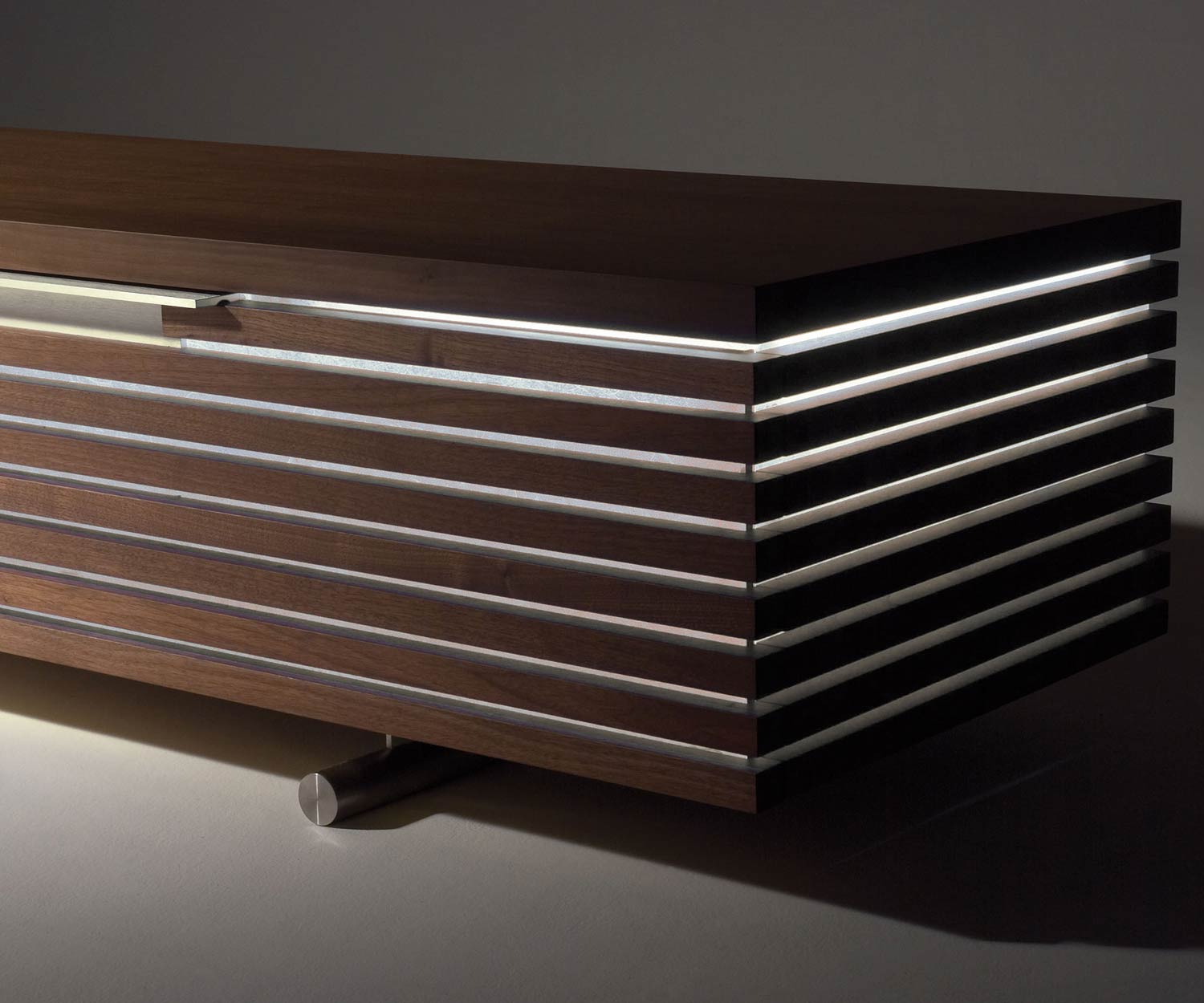 Moderno Conde House Tosai Design Design Lowboard Profili in legno massiccio