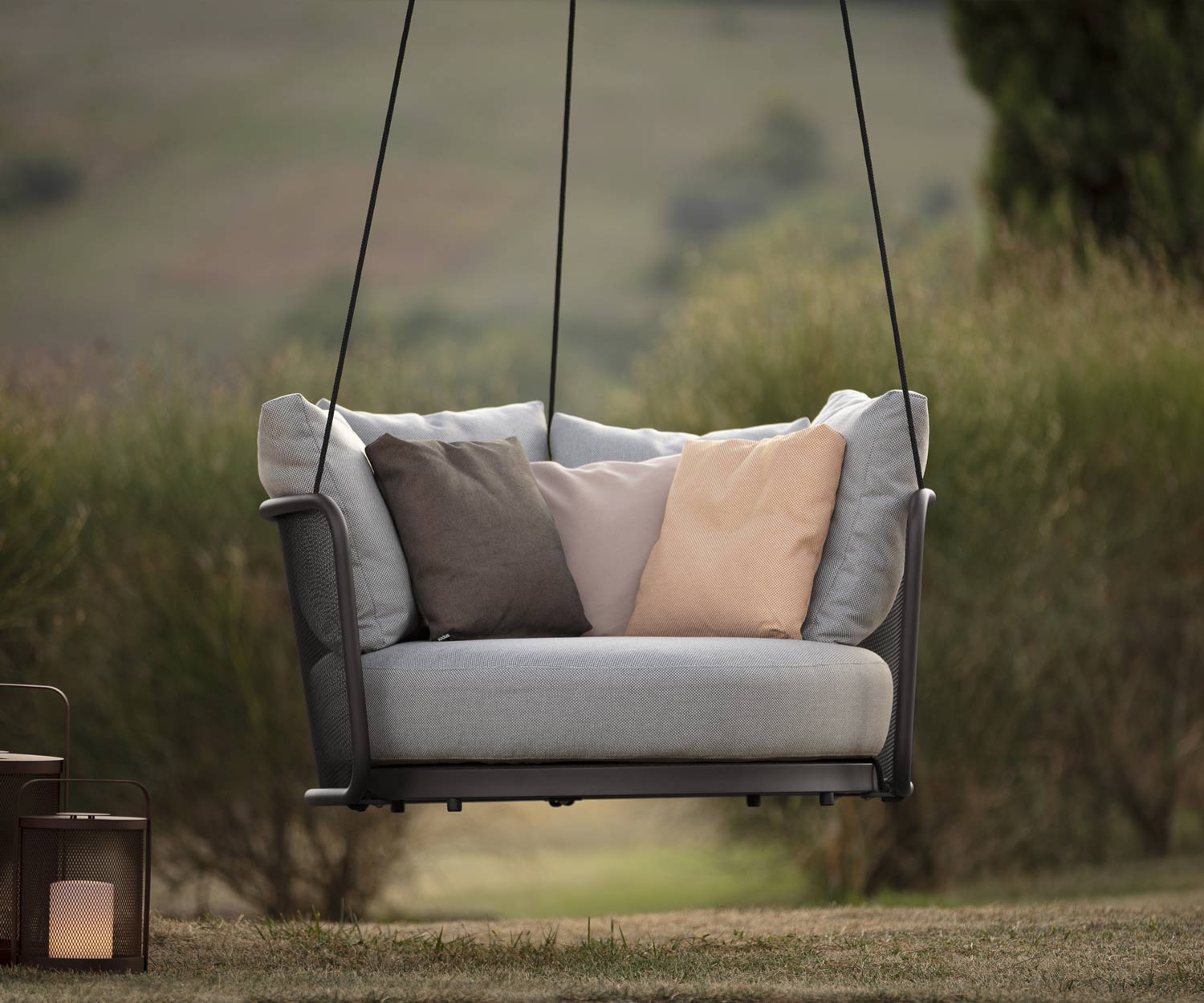 Sospeso Todus Poltrona Baza Round Swing con struttura antracite e rivestimento in tessuto grigio Sospeso Todus Poltrona Baza Round Swing con struttura antracite e rivestimento in tessuto grigio