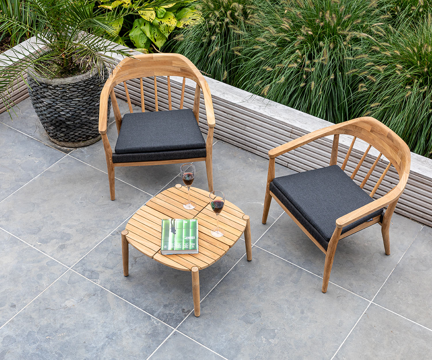 Sedia da salotto di design resistente alle intemperie Oasiq Copenhagen con tavolino Sedia da salotto di design resistente alle intemperie Oasiq Copenhagen con tavolino