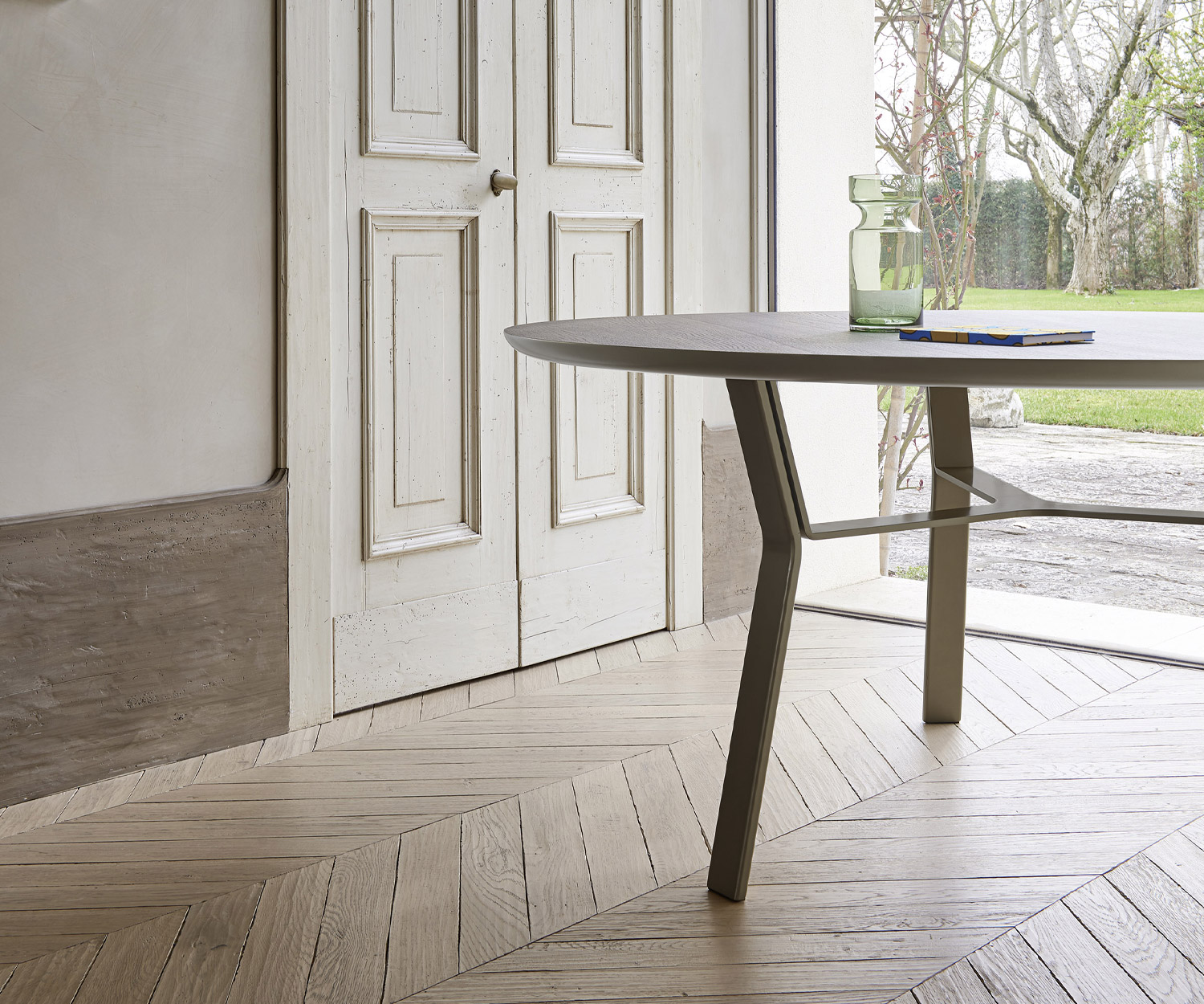 Livitalia Tavolo da pranzo Iron in dettaglio Bordo del piano del tavolo e della base con rivestimento epossidico marrone Livitalia Tavolo da pranzo Iron in dettaglio Bordo del piano del tavolo e della base con rivestimento epossidico marrone