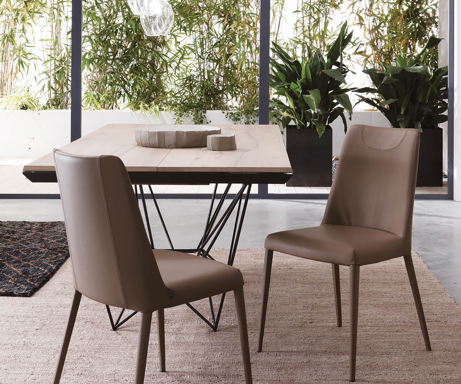 Tavolo da pranzo dal design moderno con base a vista in nero lucido Tavolo da pranzo dal design moderno con base a vista in nero lucido