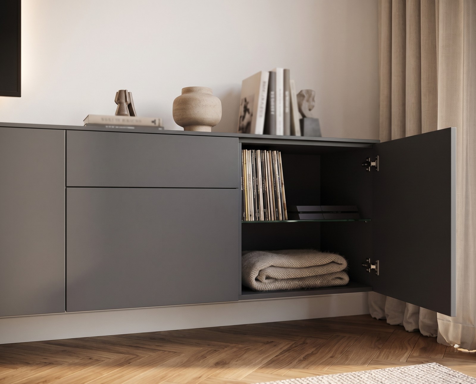 Detail: geöffnete Tür mit Glaseinlegeboden am TV-Sideboard Spaziora