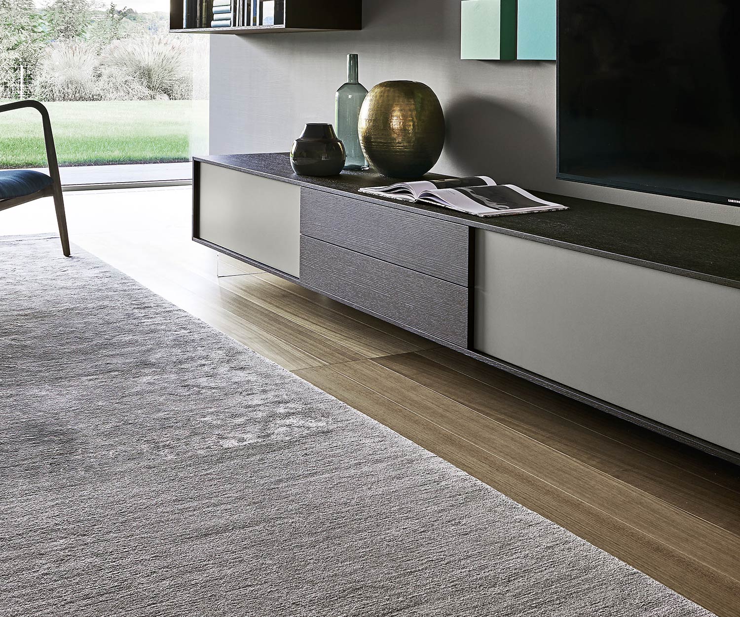 Livitalia Pensili di design C18 in dettaglio con il mobile basso di design su piedistalli Livitalia Pensili di design C18 in dettaglio con il mobile basso di design su piedistalli