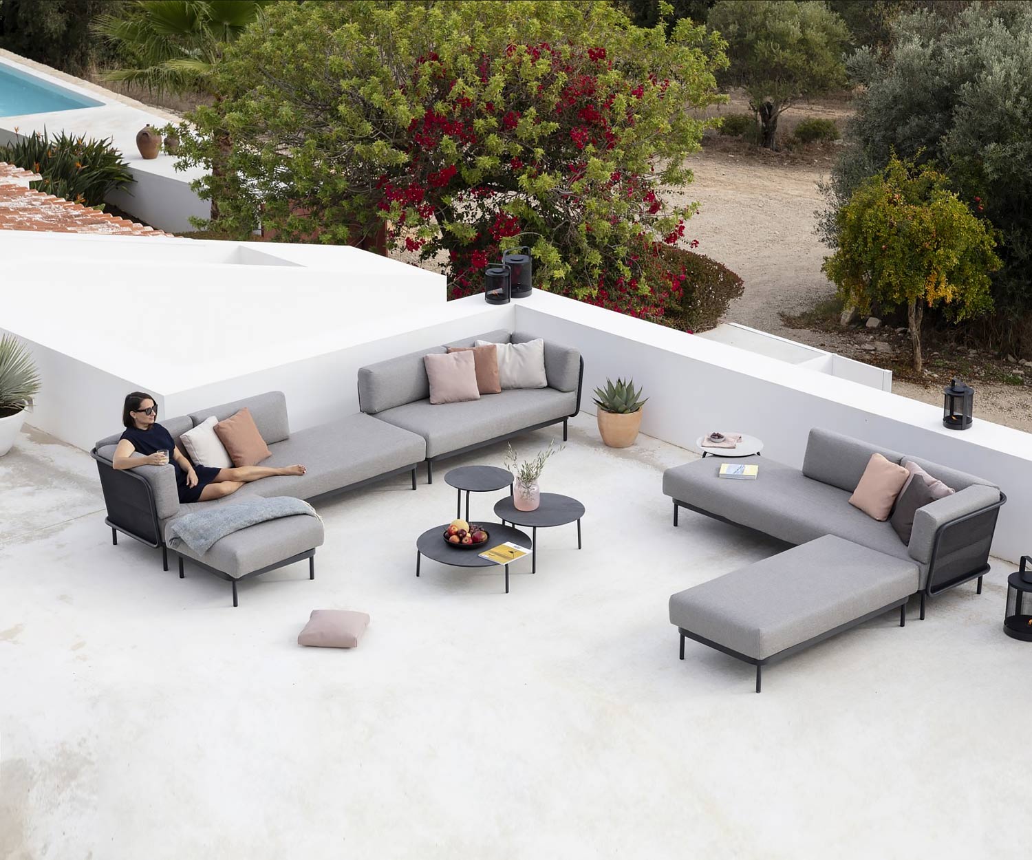 Esclusivo divano da giardino di design Todus Baza sulla terrazza Esclusivo divano da giardino di design Todus Baza sulla terrazza