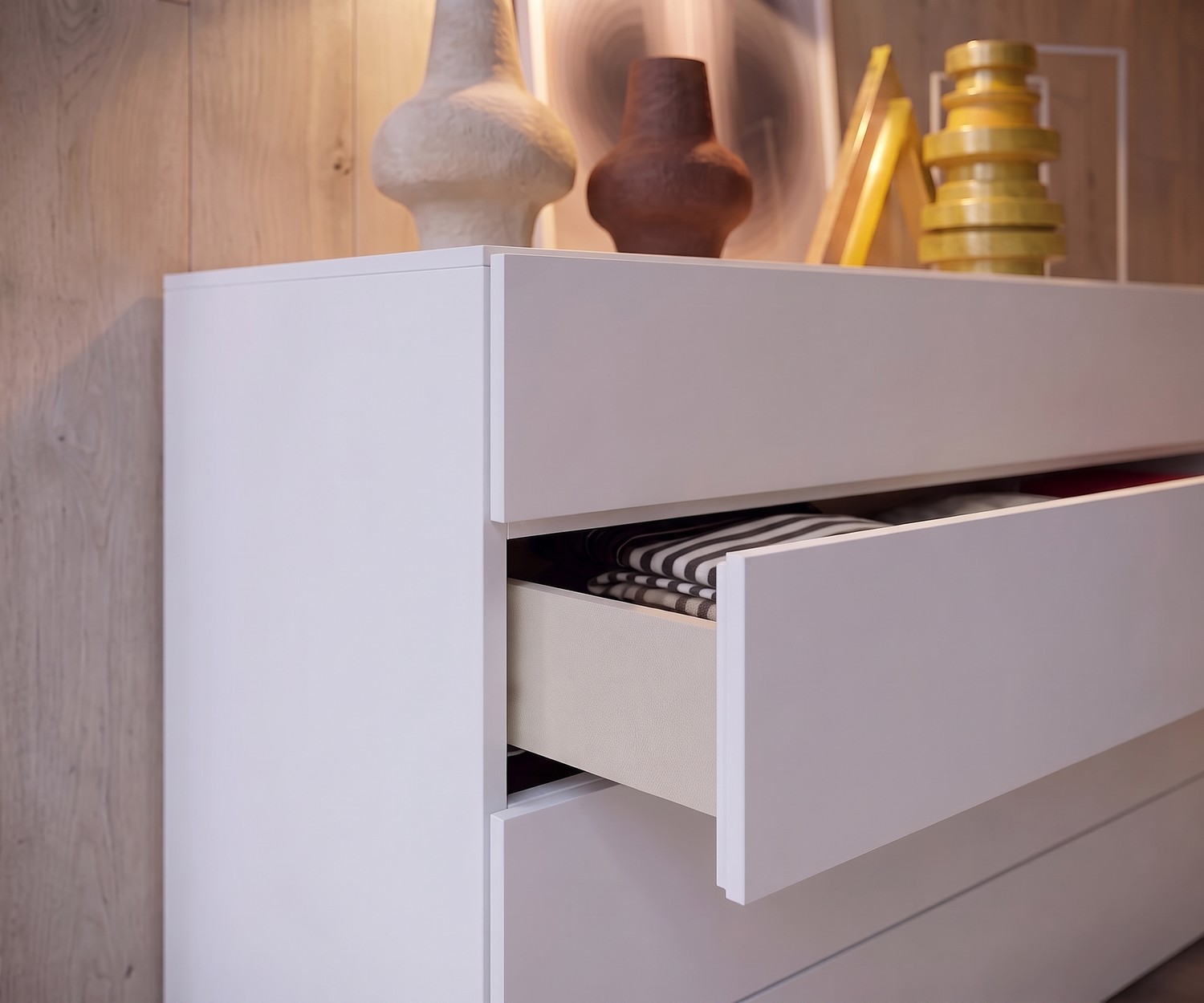 Comò moderno Novamobili Easy con cassetto aperto, cassettiera bianca di design per camera da letto con pannello in legno