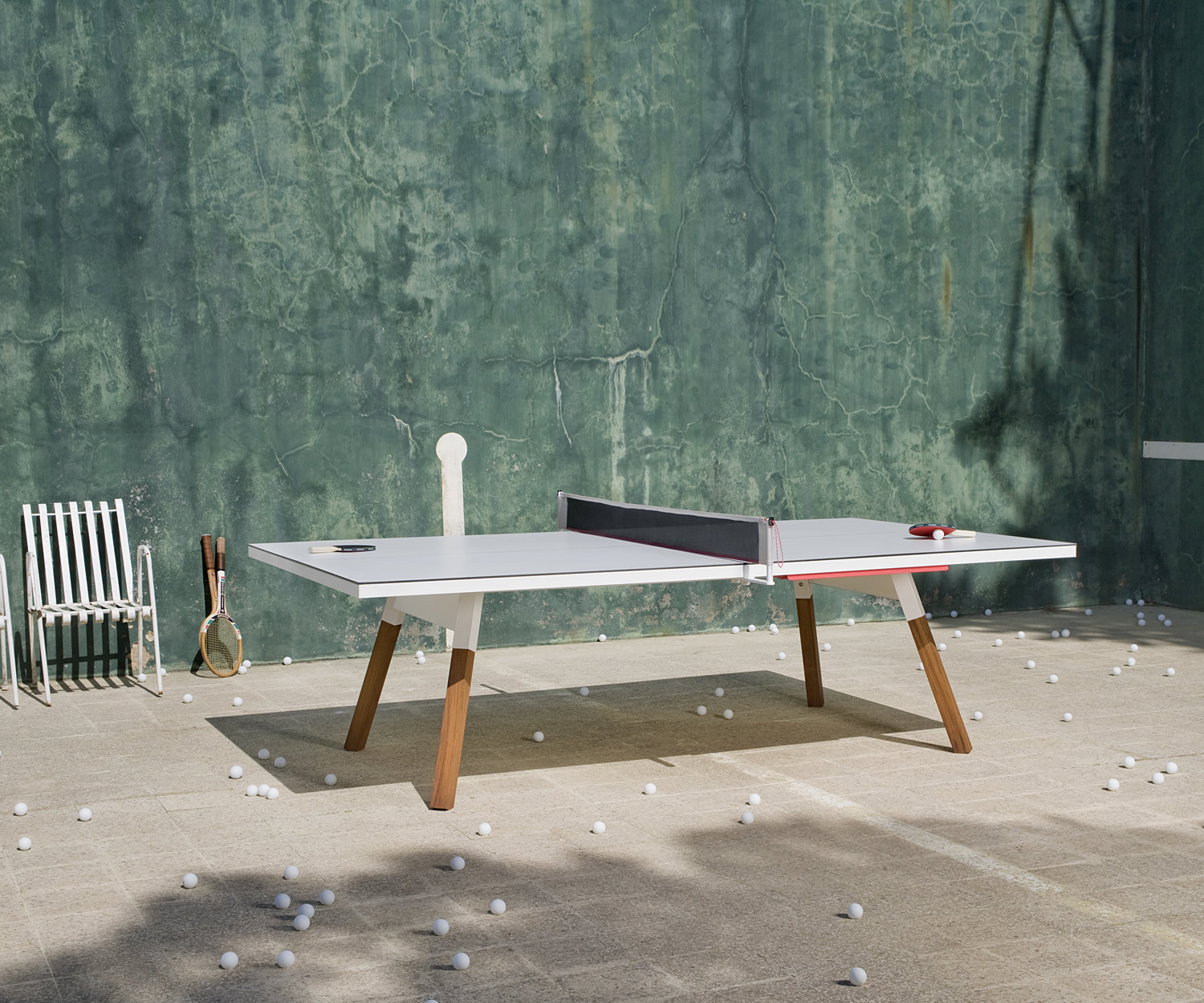 Tavolo da ping pong per mangiare all'aperto dopo una selvaggia partita con numerose palline di celluloide