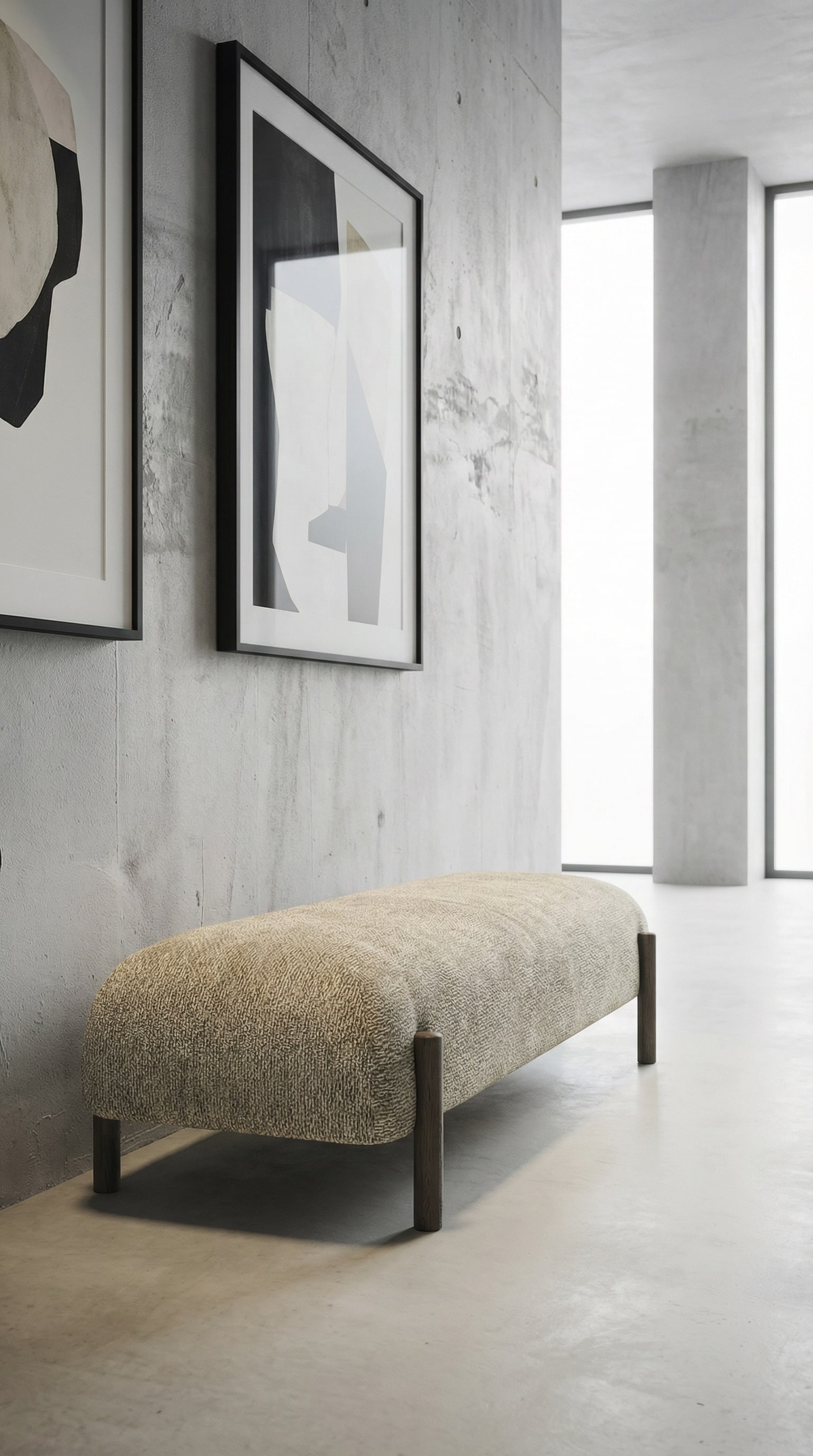 Elegante panca imbottita con rivestimento in tessuto strutturato in uno spazio minimalista con opere d'arte