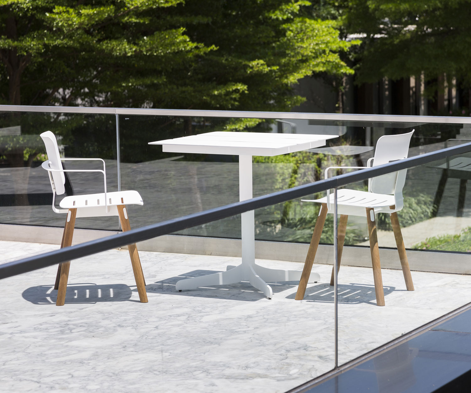 Tavolo da giardino bianco Oasiq Ceru Design con due sedie da giardino in terrazza