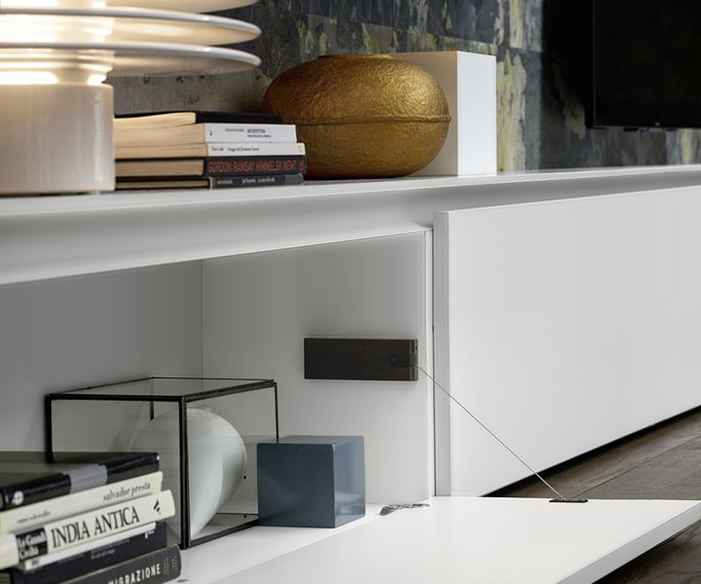 Design lowboard Anta a ribalta con chiusura e apertura automatica Design lowboard Anta a ribalta con chiusura e apertura automatica