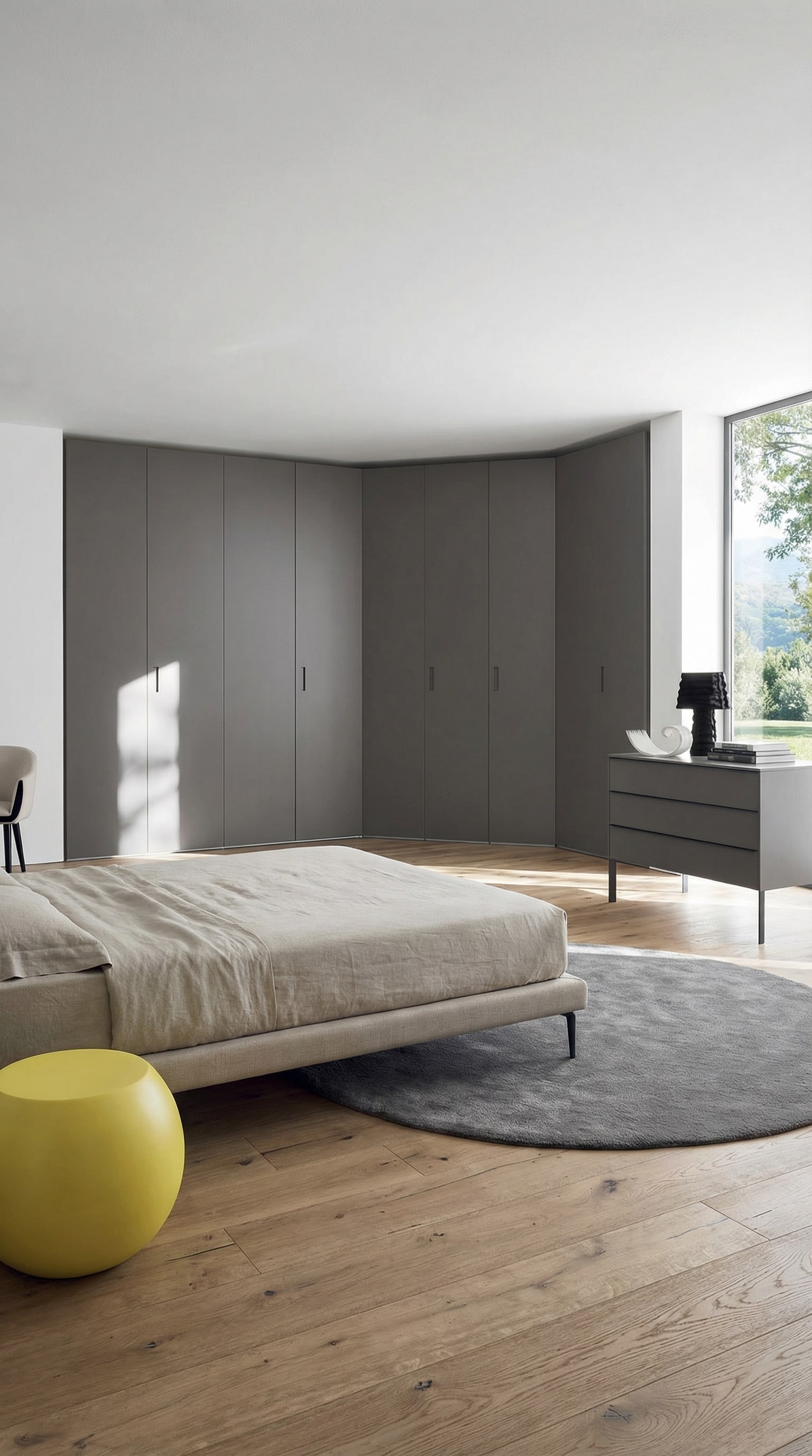 Ein nahtlos integrierter Eckkleiderschrank in einem eleganten, hellen Schlafzimmer mit gro&szlig;en Fenstern.