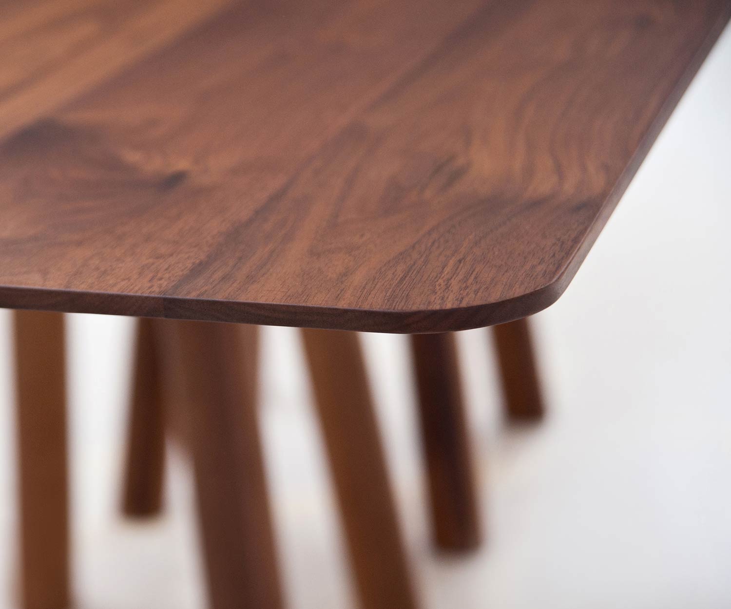 Tavolo da pranzo di design dettaglio concavo angoli arrotondati piano in noce legno massiccio Tavolo da pranzo di design dettaglio concavo angoli arrotondati piano in noce legno massiccio