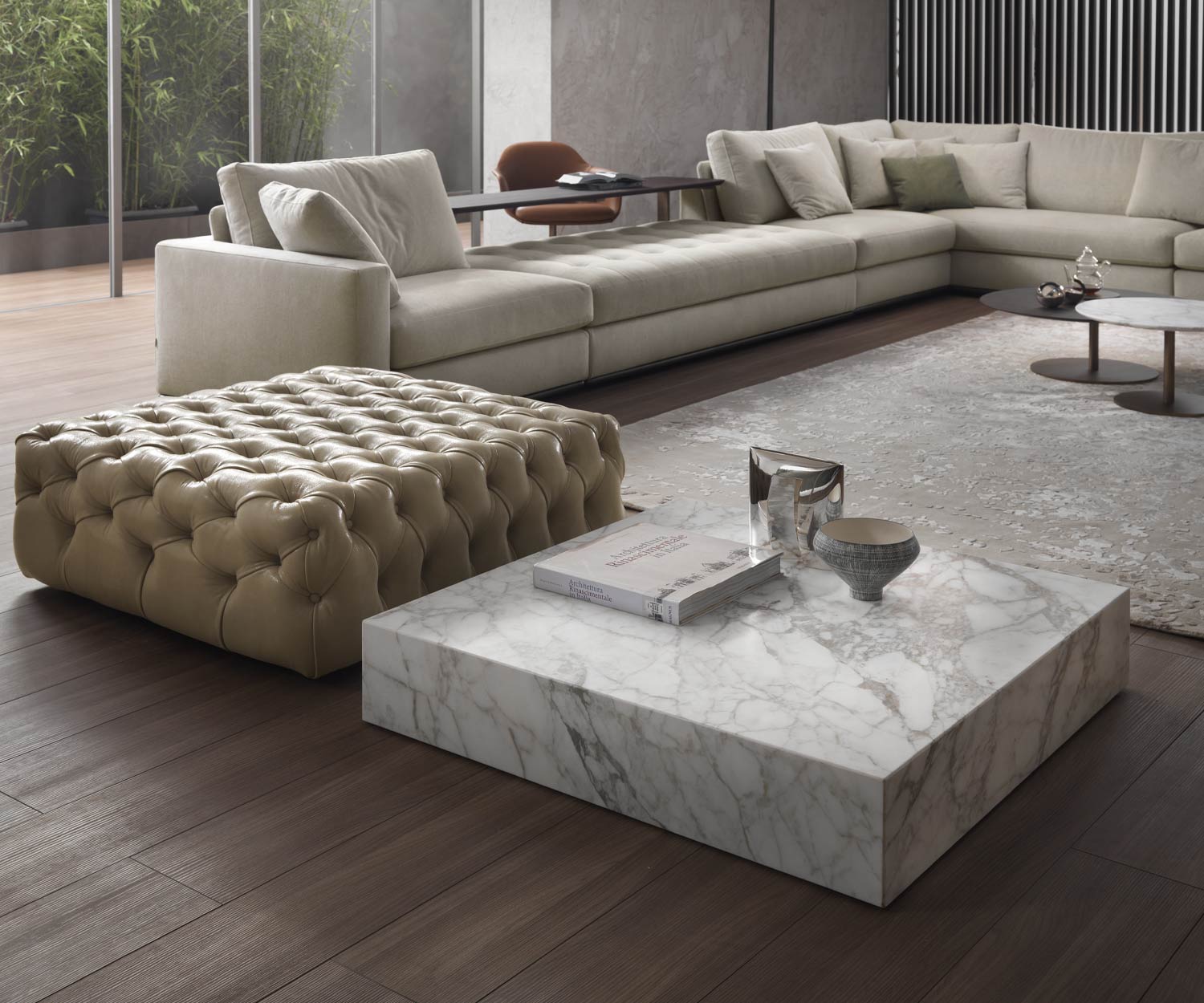 Tavolino senza piedistallo in marmo Thor di Marelli in Calacatta Gold accanto allo sgabello Tavolino senza piedistallo in marmo Thor di Marelli in Calacatta Gold accanto allo sgabello