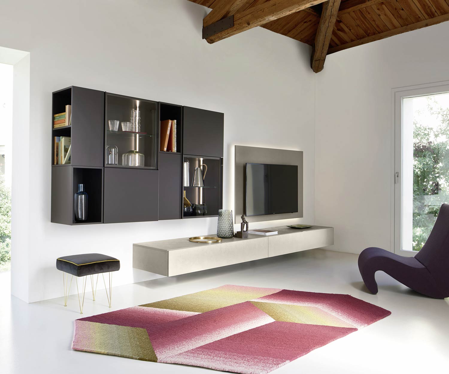 Esclusivo mobile a parete C39 di Livitalia Design con pannello a parete per TV