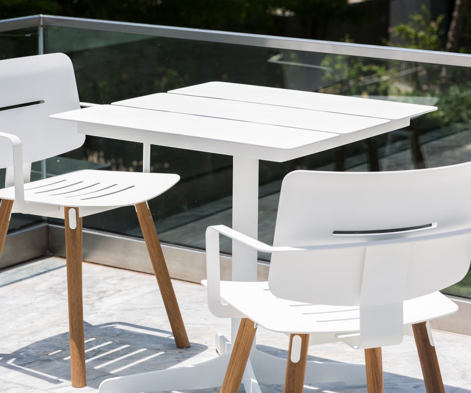 Tavolo da giardino Ceru completamente bianco con sedie in terrazza